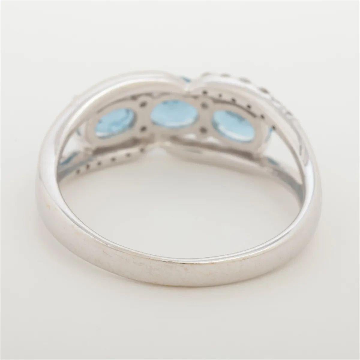 Taglio ovale Anello con tre acquamarine ovali e diamanti, oro bianco in vendita