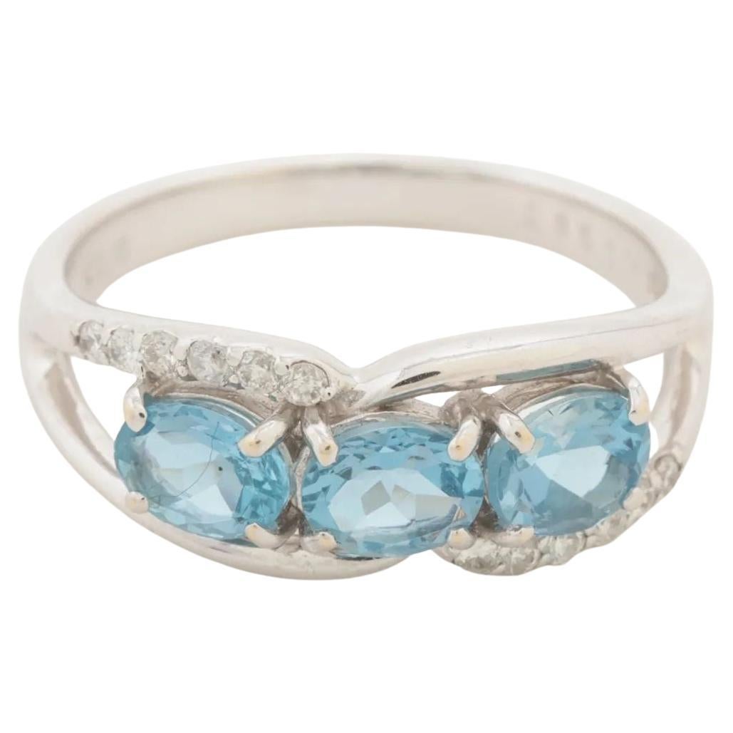 Anello con tre acquamarine ovali e diamanti, oro bianco in vendita
