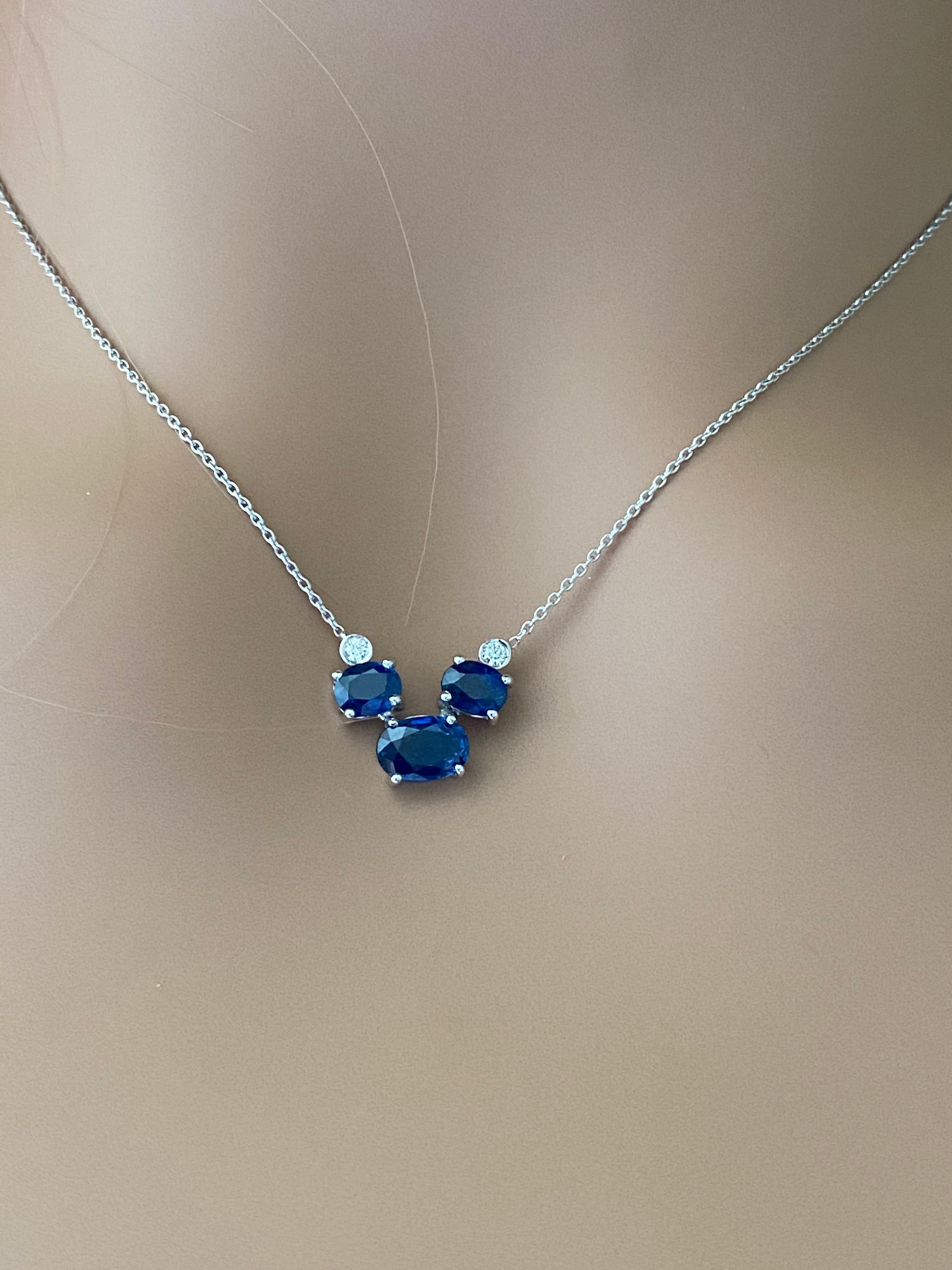 Three Oval Sapphires and Two Diamonds Gold Drop Pendant Necklace In New Condition In New York, NY