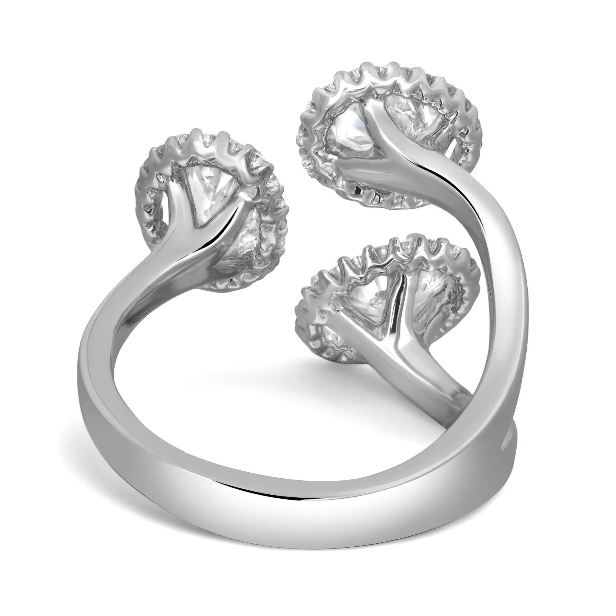Moderno Anello cocktail con tre diamanti ovali a forma di aureola in oro bianco 18 carati 2,40 ctw misura 5,5 in vendita