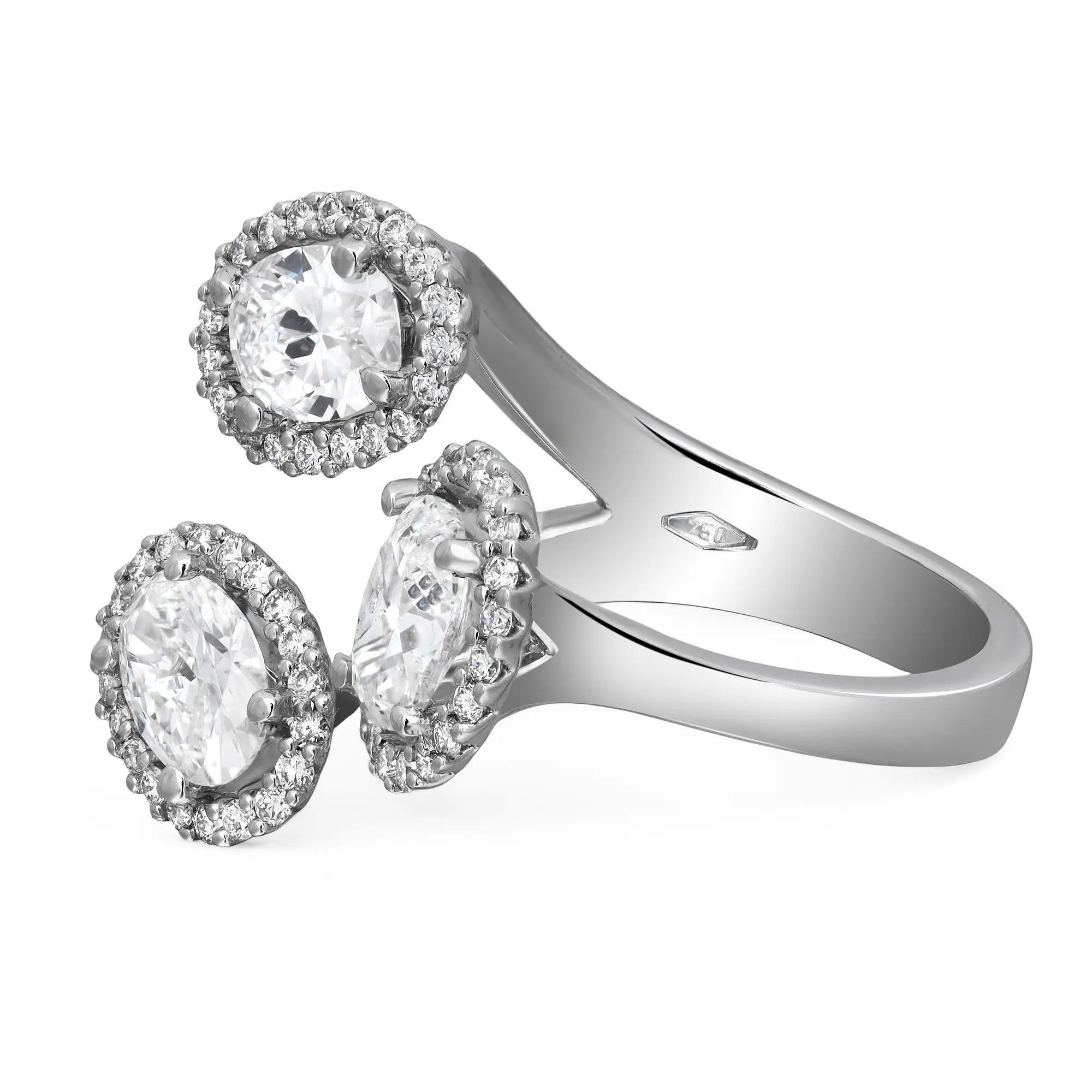 Taglio ovale Anello cocktail con tre diamanti ovali a forma di aureola in oro bianco 18 carati 2,40 ctw misura 5,5 in vendita