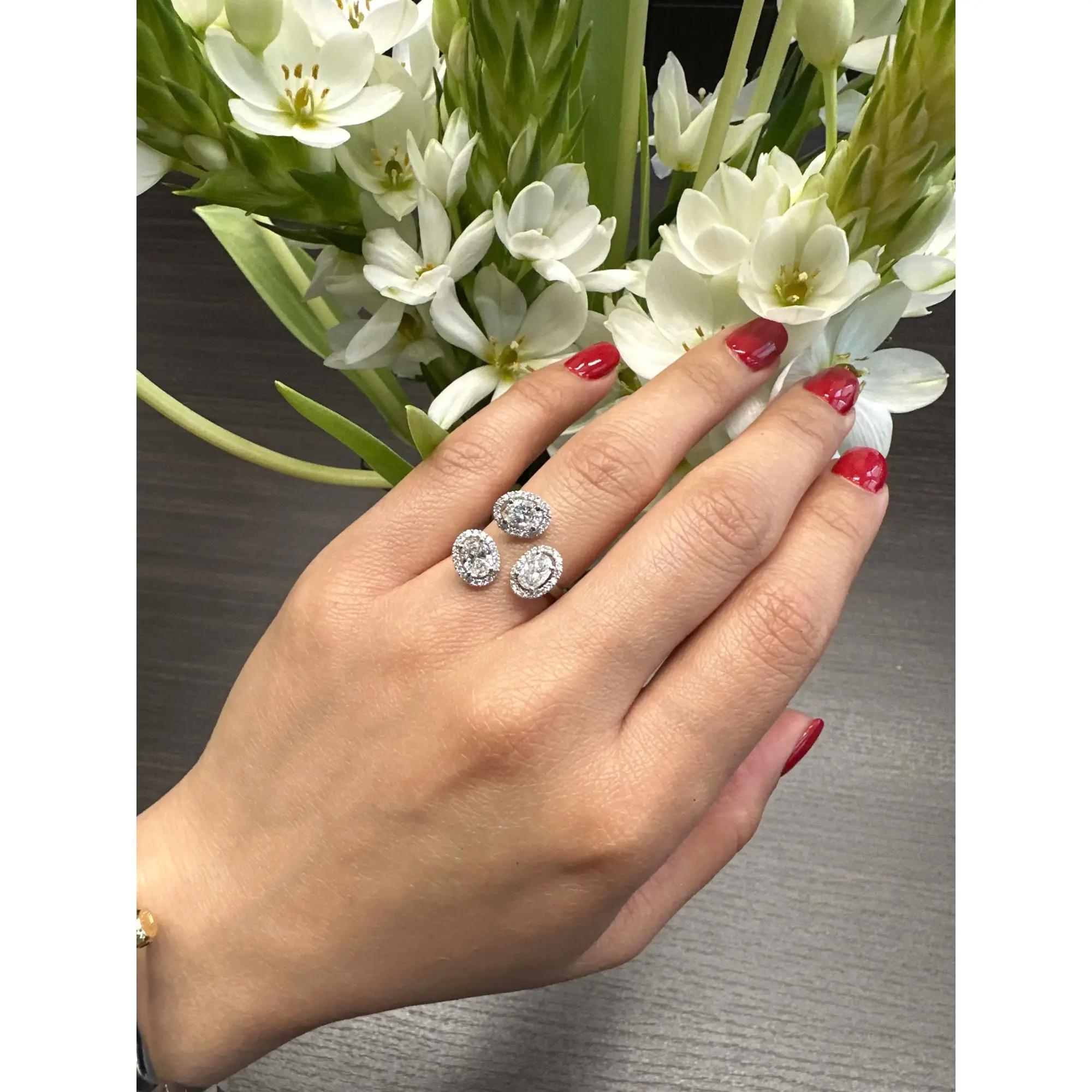 Anello cocktail con tre diamanti ovali a forma di aureola in oro bianco 18 carati 2,40 ctw misura 5,5 In condizioni Nuovo in vendita a New York, NY