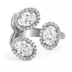 Anello cocktail con tre diamanti ovali a forma di aureola in oro bianco 18 carati 2,40 ctw misura 5,5