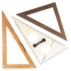 Trois triangles d'enseignement surdimensionnés, planches noires