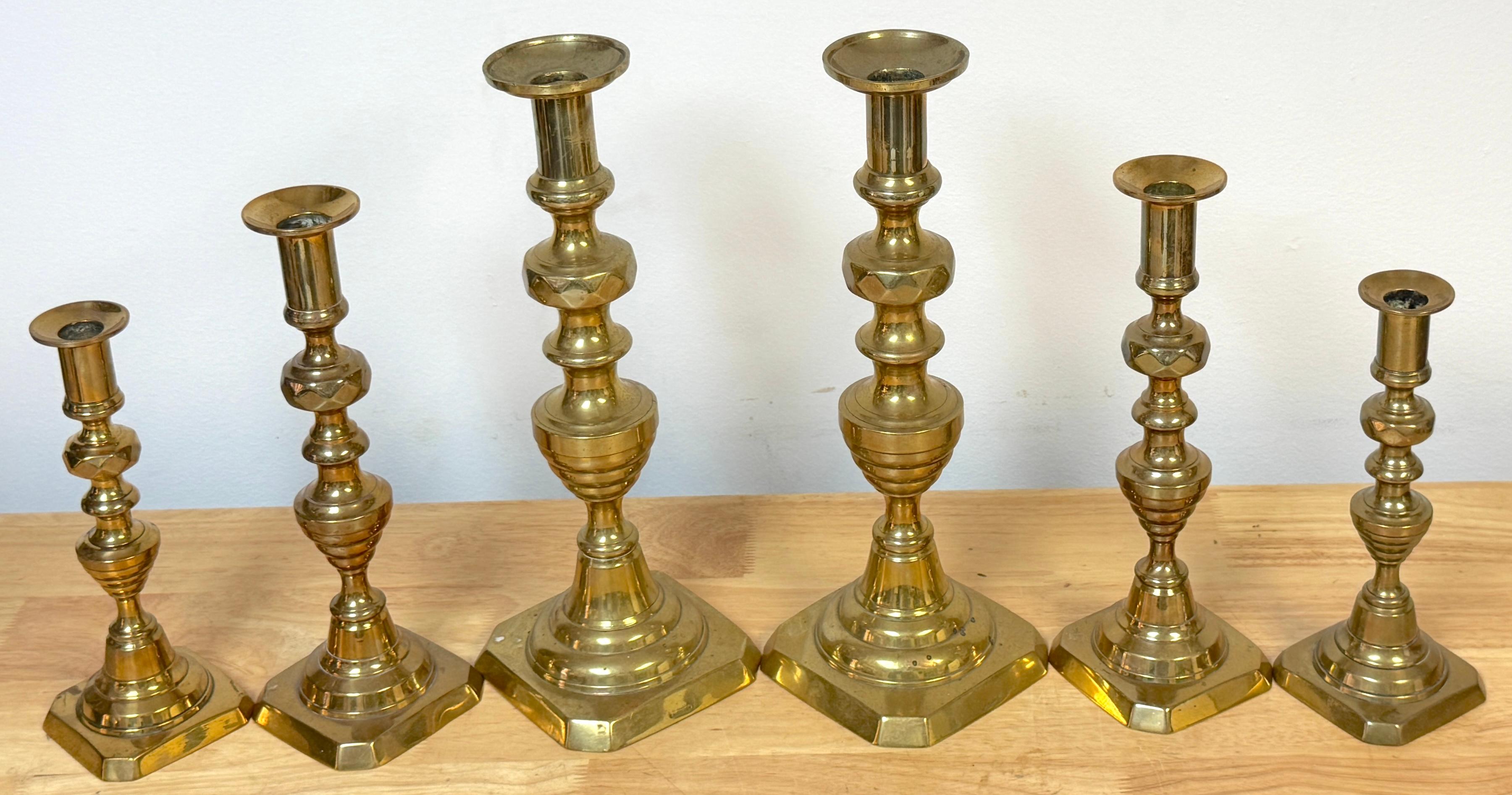 Pieno vittoriano Tre coppie di candelabri a spirale in ottone del XIX secolo in vendita