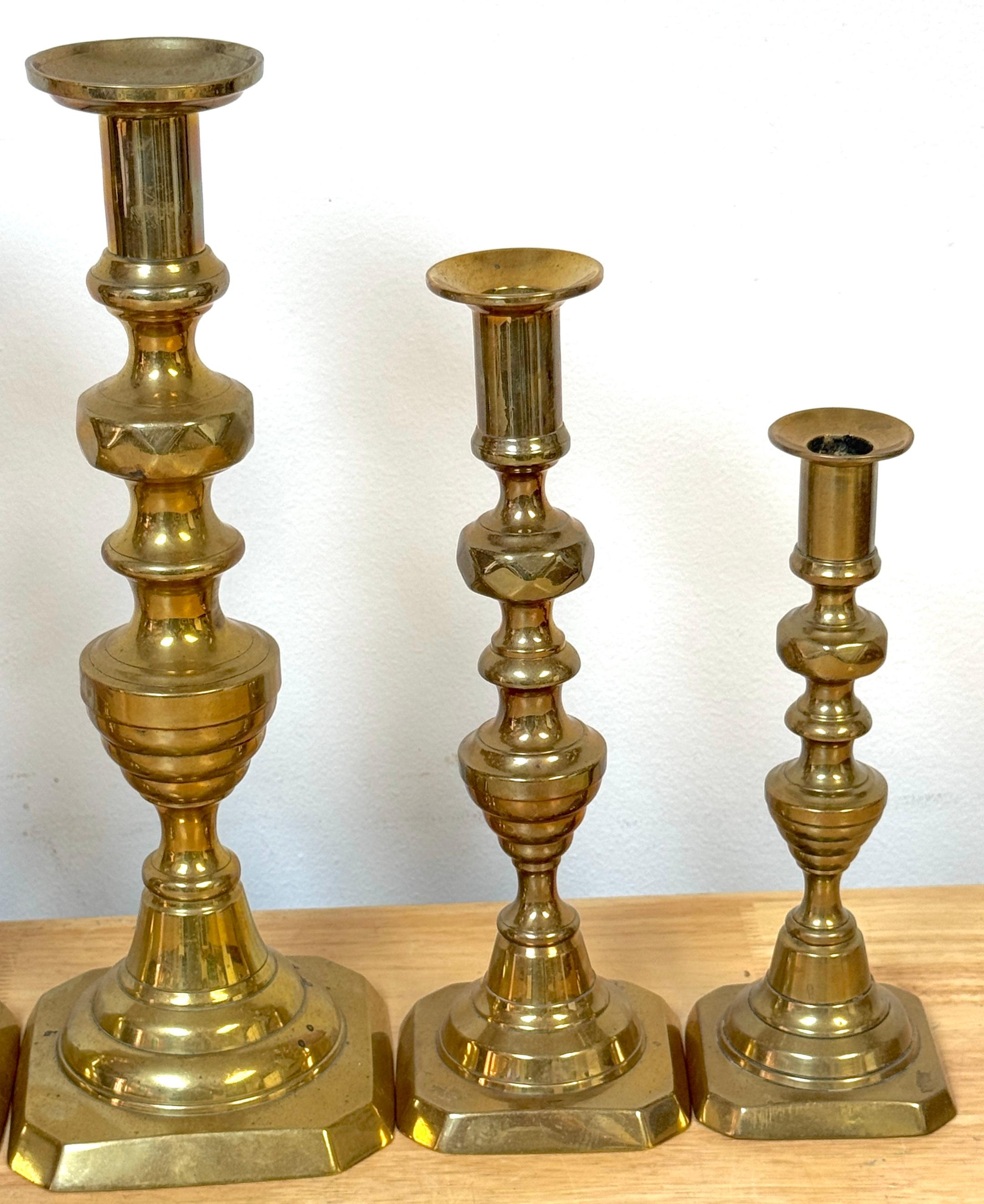 Inglese Tre coppie di candelabri a spirale in ottone del XIX secolo in vendita