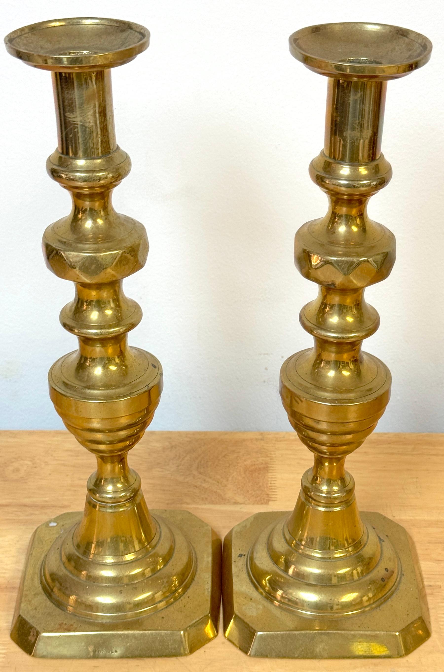 Calco Tre coppie di candelabri a spirale in ottone del XIX secolo in vendita