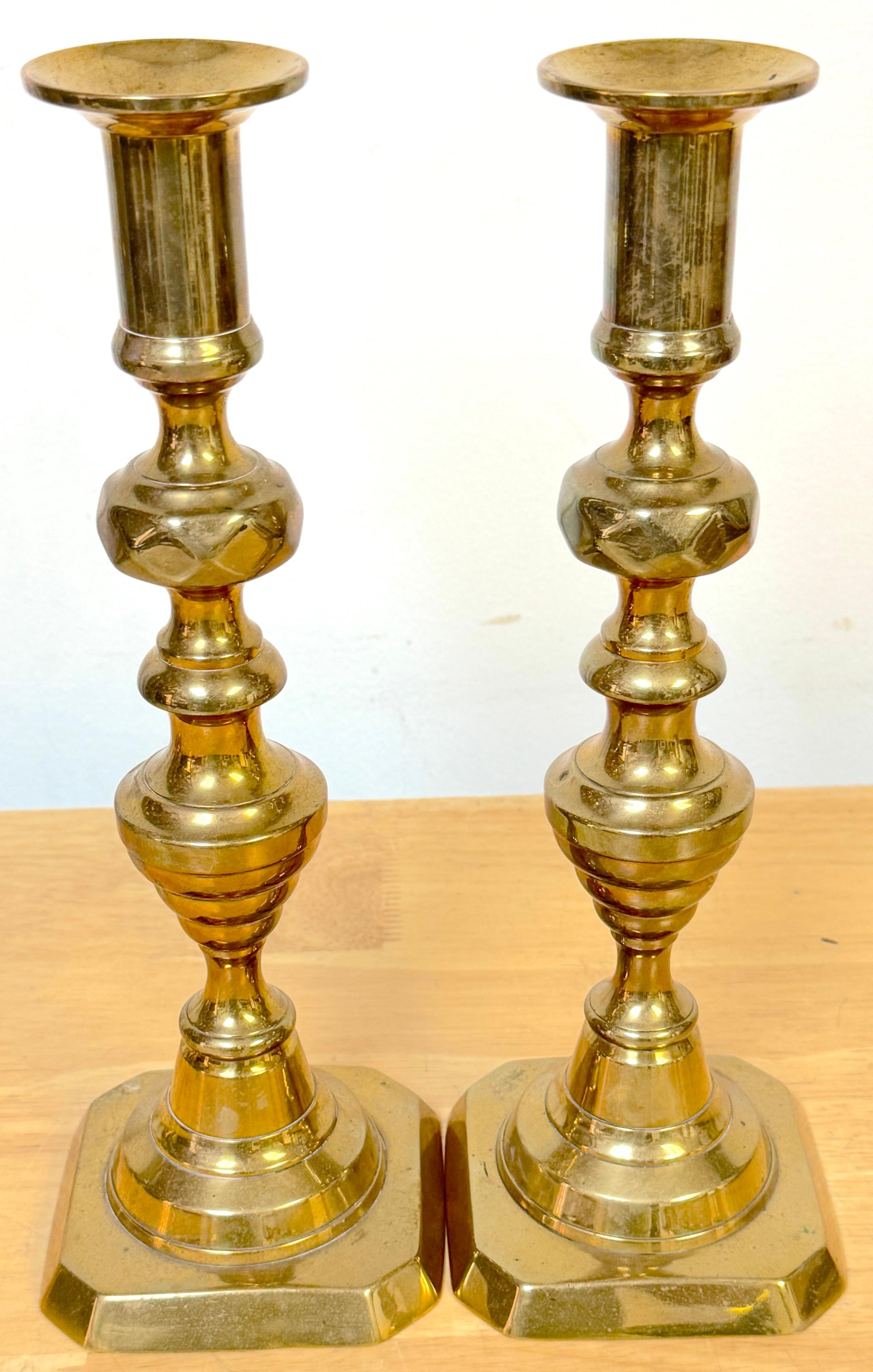 Tre coppie di candelabri a spirale in ottone del XIX secolo in vendita 1