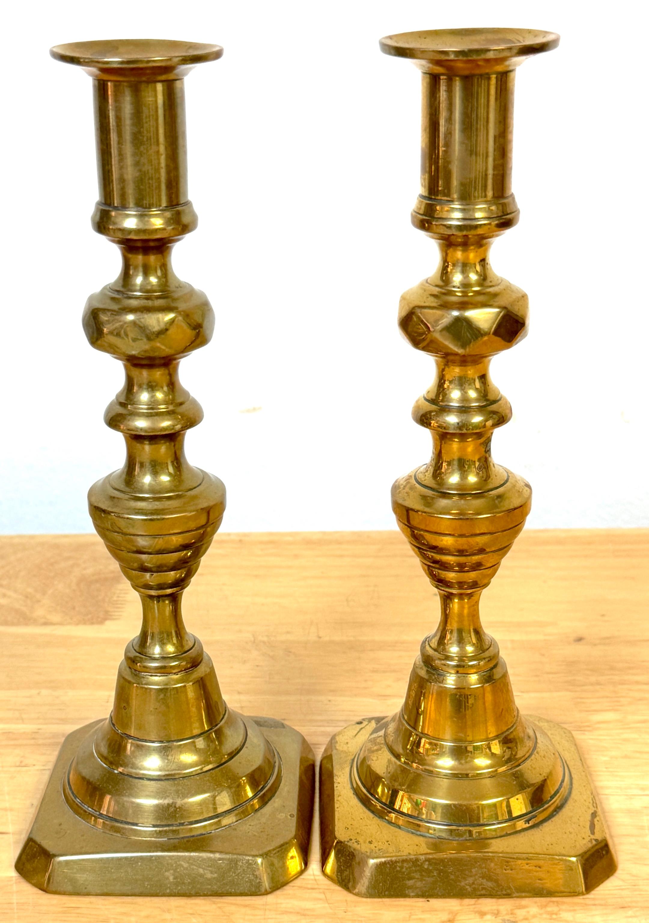 Tre coppie di candelabri a spirale in ottone del XIX secolo in vendita 2