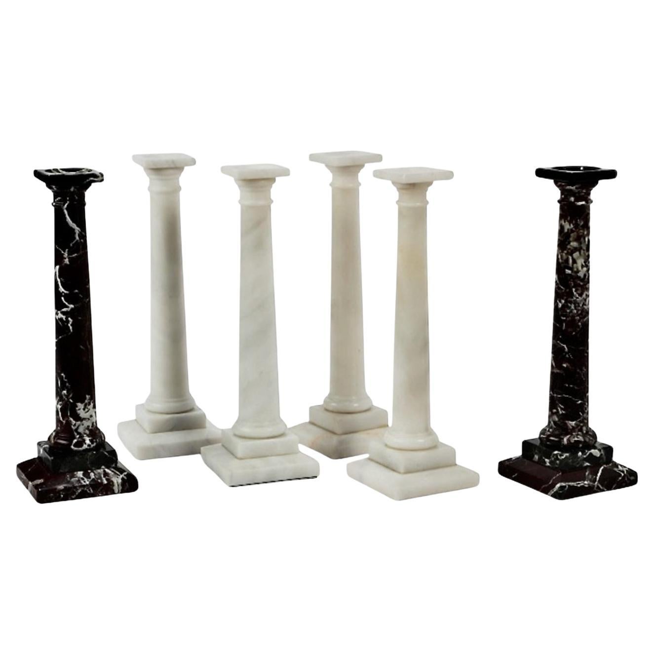 Se trata de tres pares de candeleros de mármol tallado Angelo Donghia de finales del siglo XX. Los candelabros, inusualmente altos y elegantes, son de forma columnar neoclásica, con dos pares creados en mármol blanco y un par en mármol negro. Los