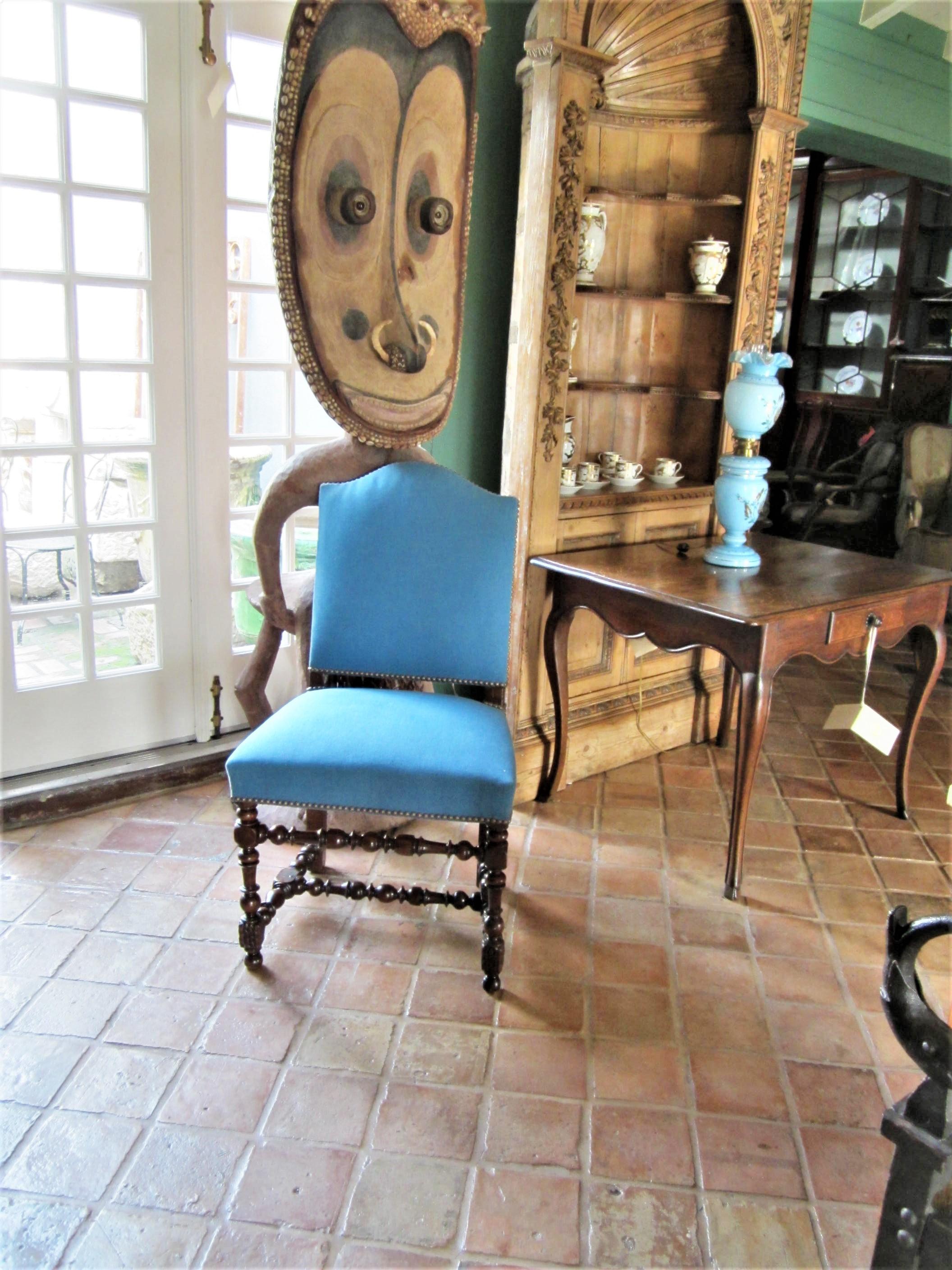 Paar 17. Jahrhundert Louis XIII Periode Esszimmer Seite Diele Stühle handgeschnitzt im Zustand „Gut“ im Angebot in West Hollywood, CA
