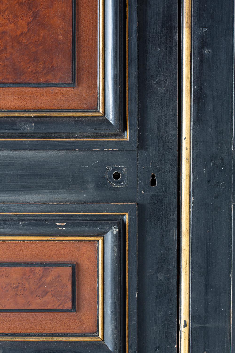 Drei Paare Doppeltüren aus dem 19. Jahrhundert mit Intarsienimitation bemalt im Angebot 4