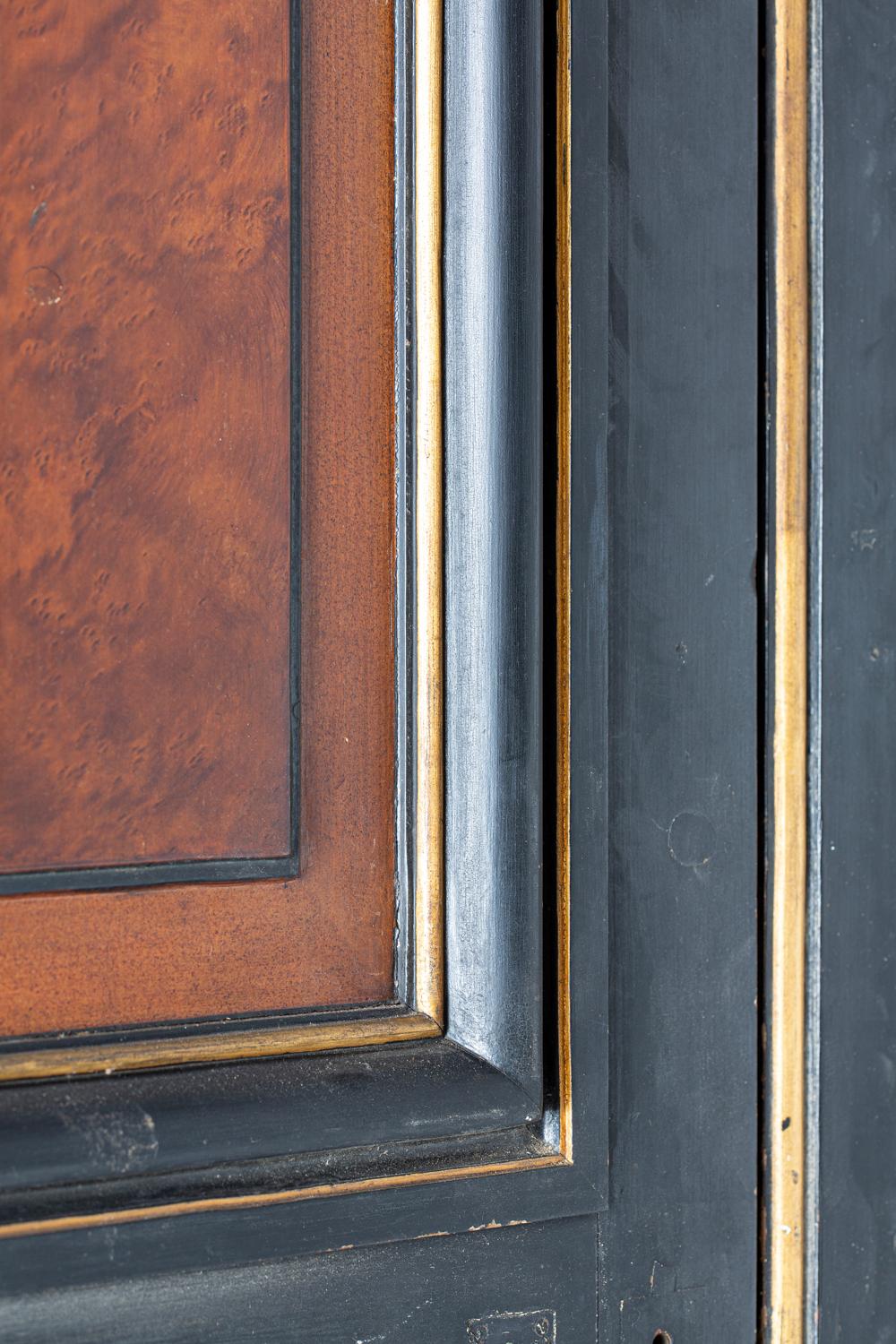 Drei Paare Doppeltüren aus dem 19. Jahrhundert mit Intarsienimitation bemalt im Angebot 6