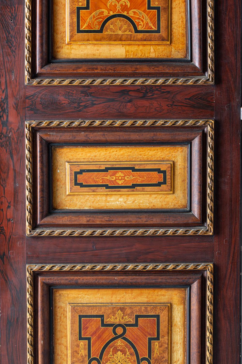 Drei Paare Doppeltüren aus dem 19. Jahrhundert mit Intarsienimitation bemalt im Angebot 7