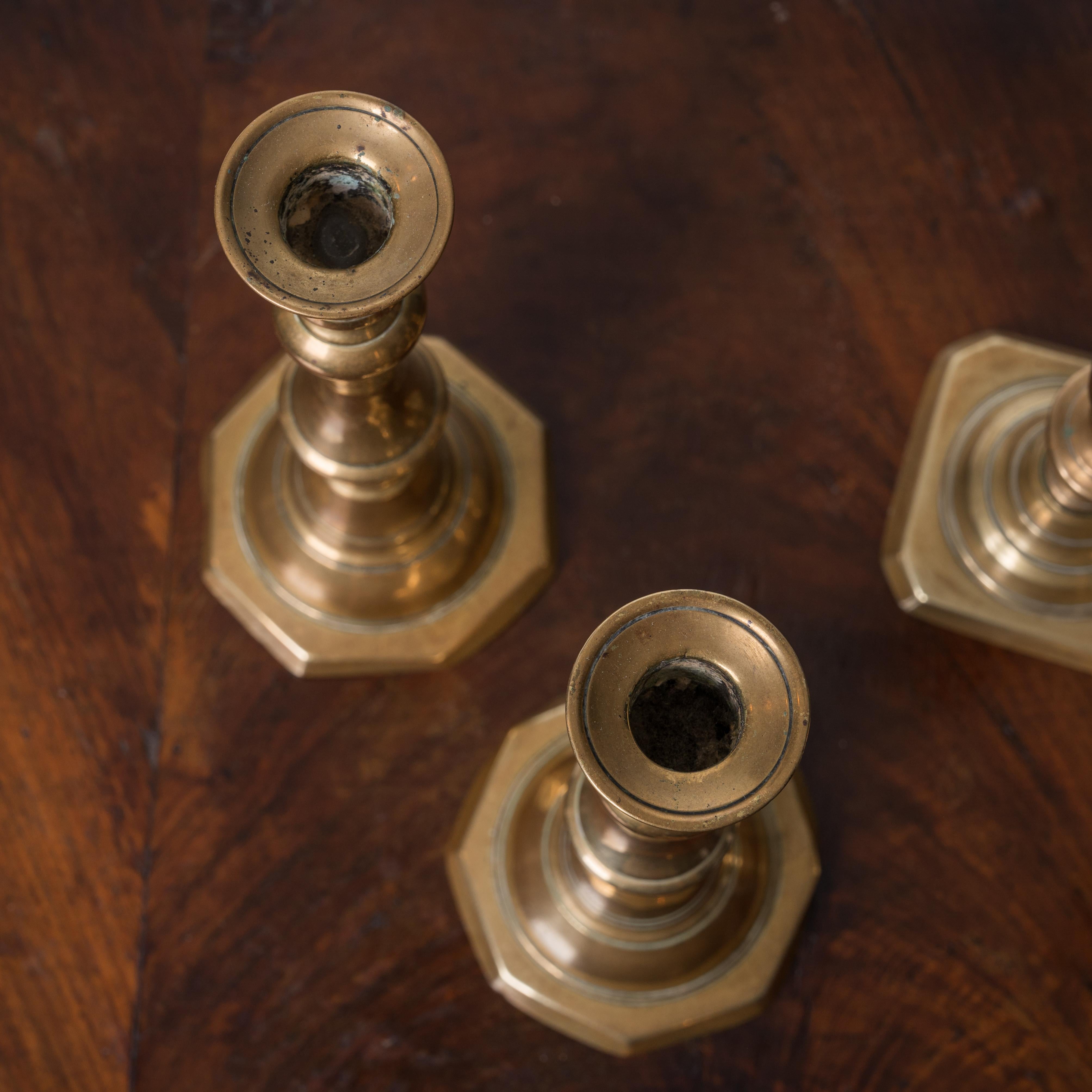 Tre coppie di candelieri in ottone, XIX secolo in vendita 6