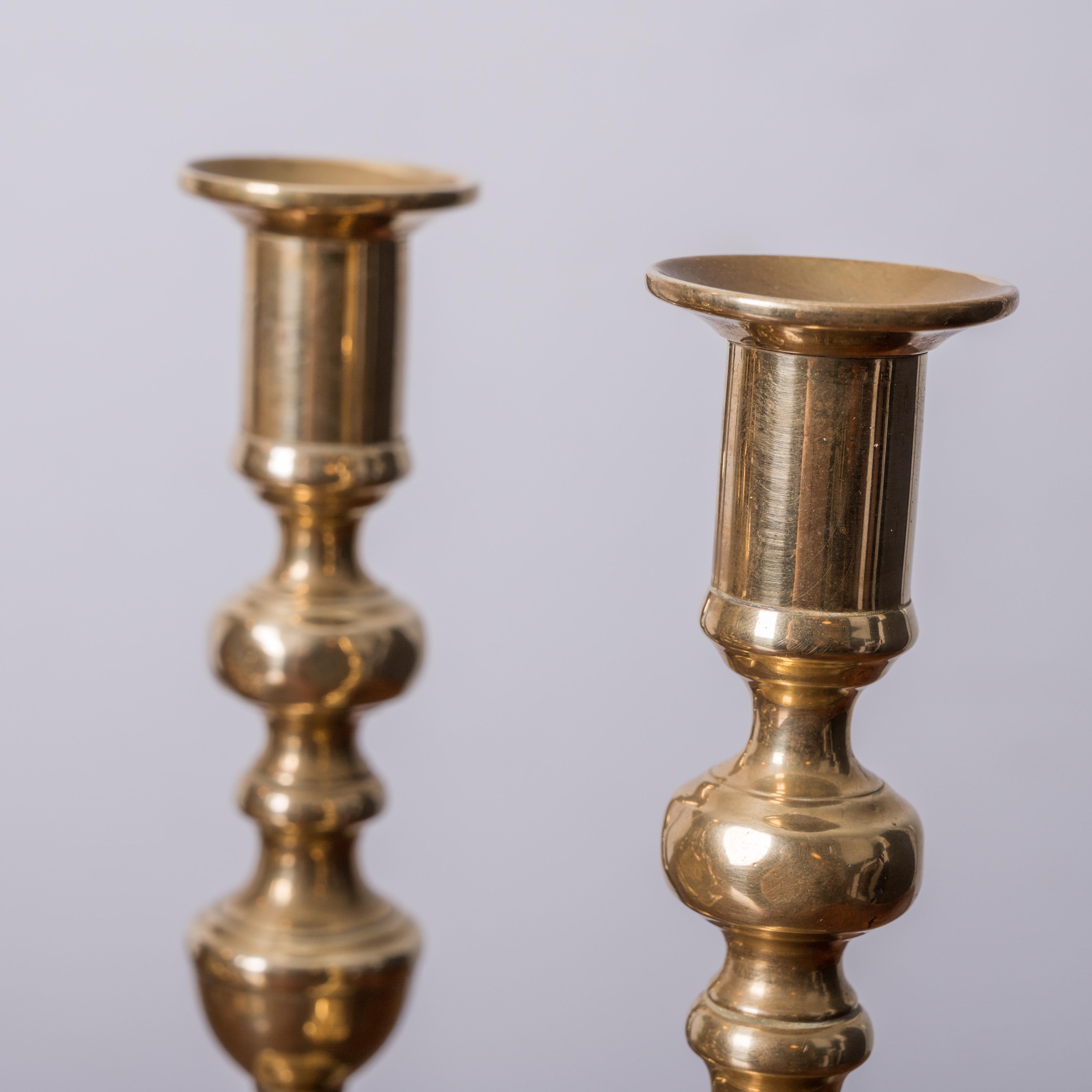 Tre coppie di candelieri in ottone, XIX secolo in vendita 8