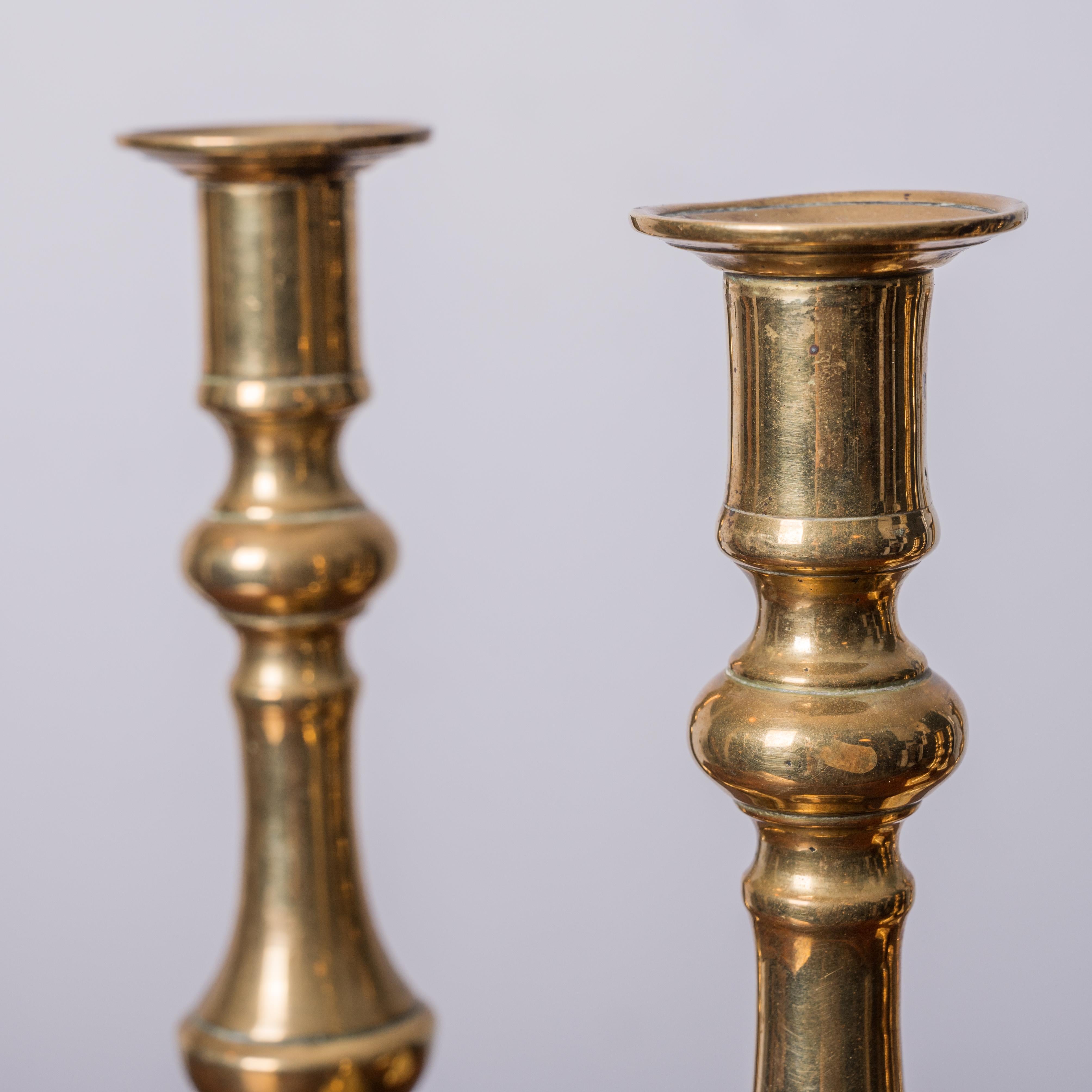 Tre coppie di candelieri in ottone, XIX secolo in vendita 9