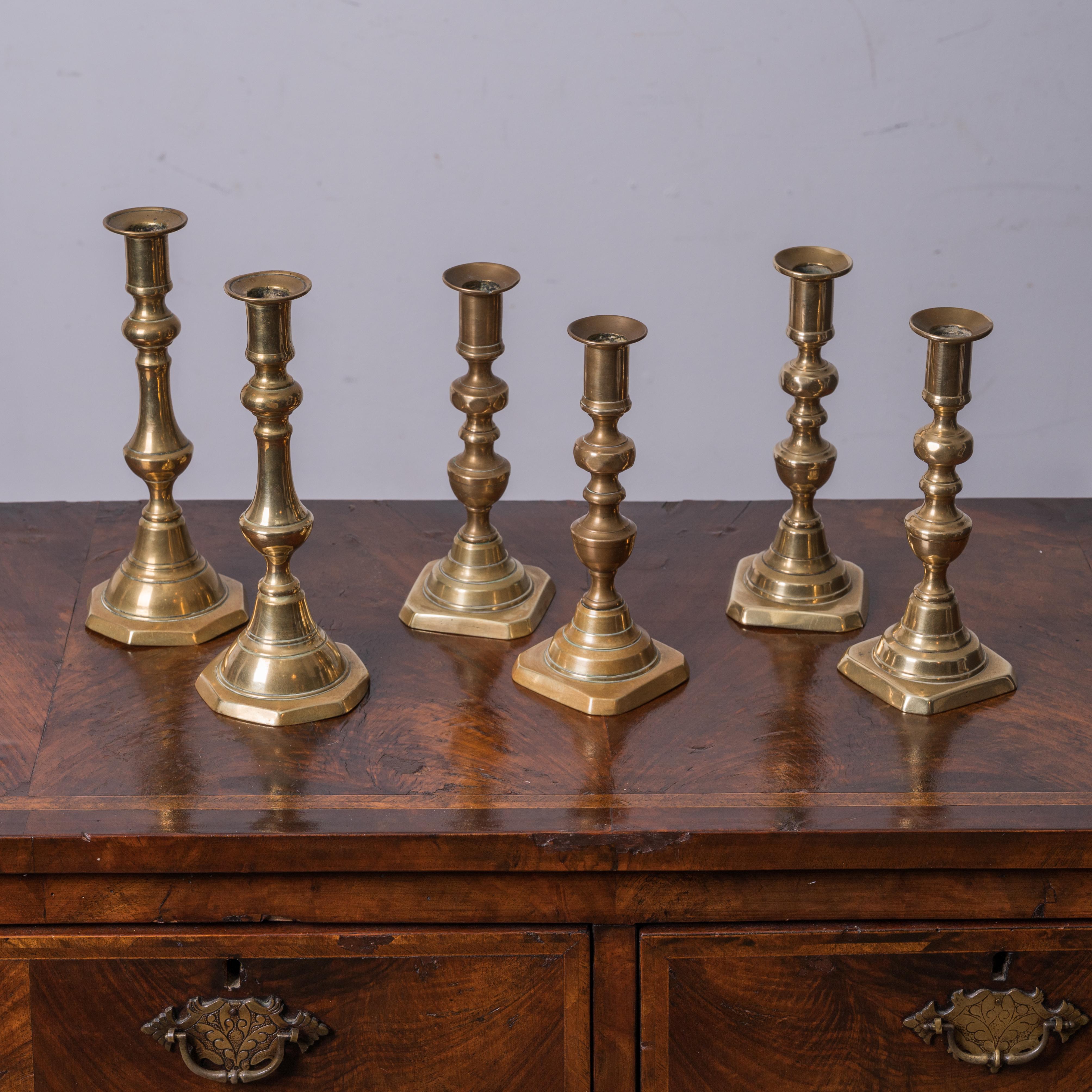 Tre coppie di candelabri a pressione in ottone di epoca tardo georgiana e vittoriana.

più alto: 8 ¾ pollici
larghezza massima: 3,5 pollici

