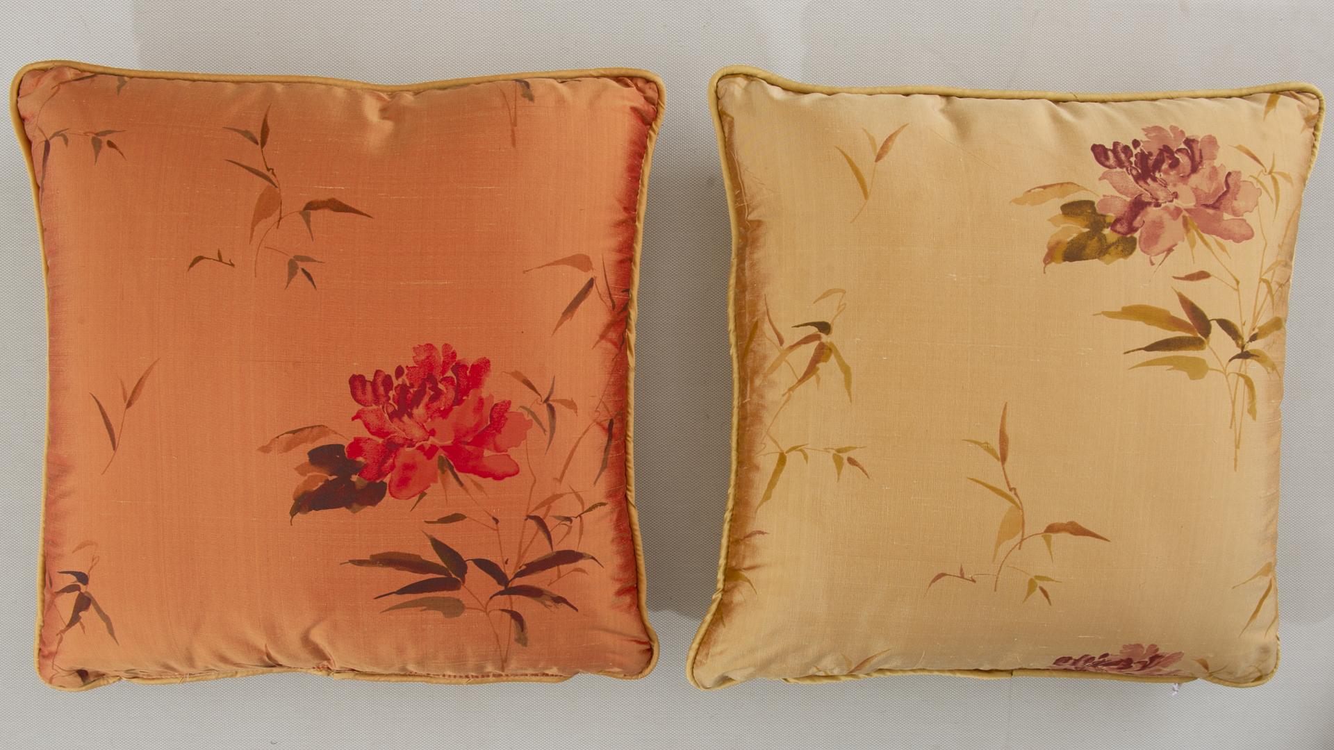Two Pairs of Italian Silk Pillows For Sale 1