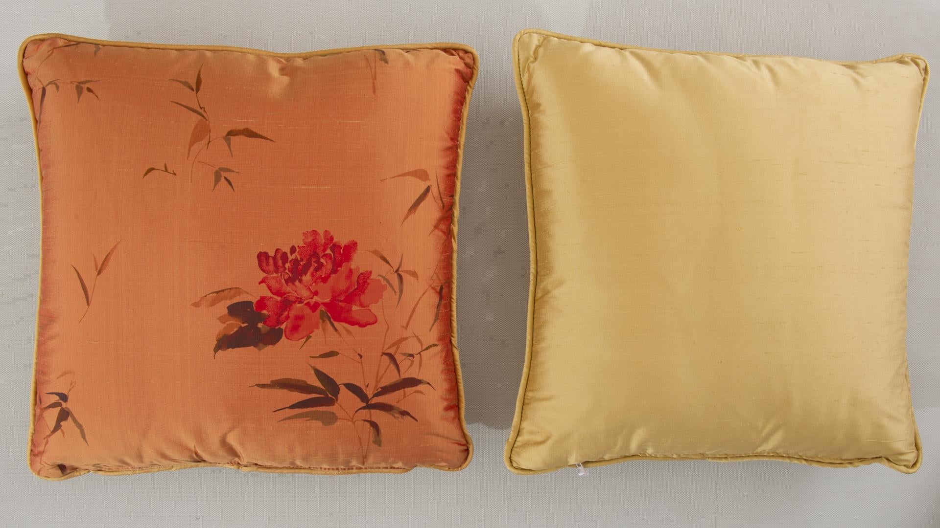 Two Pairs of Italian Silk Pillows For Sale 2