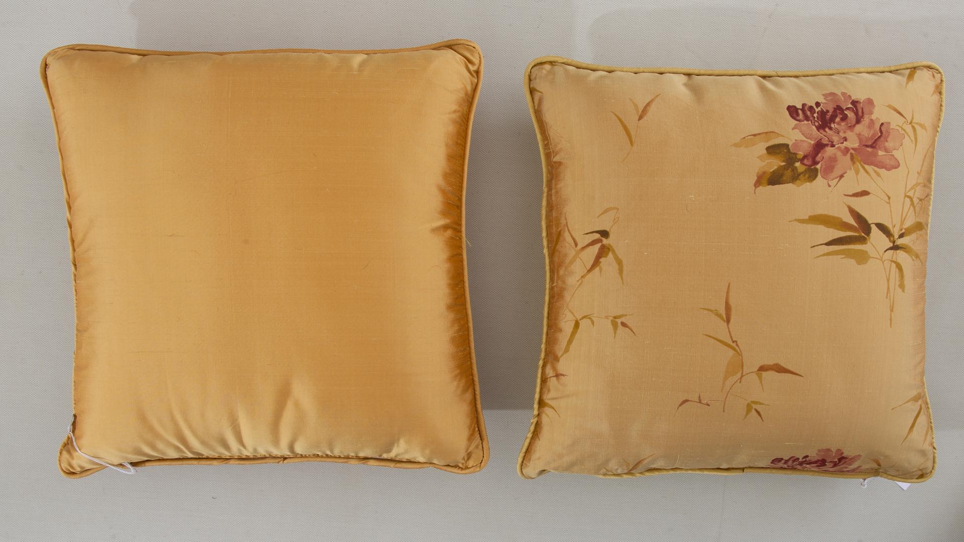 Two Pairs of Italian Silk Pillows For Sale 3