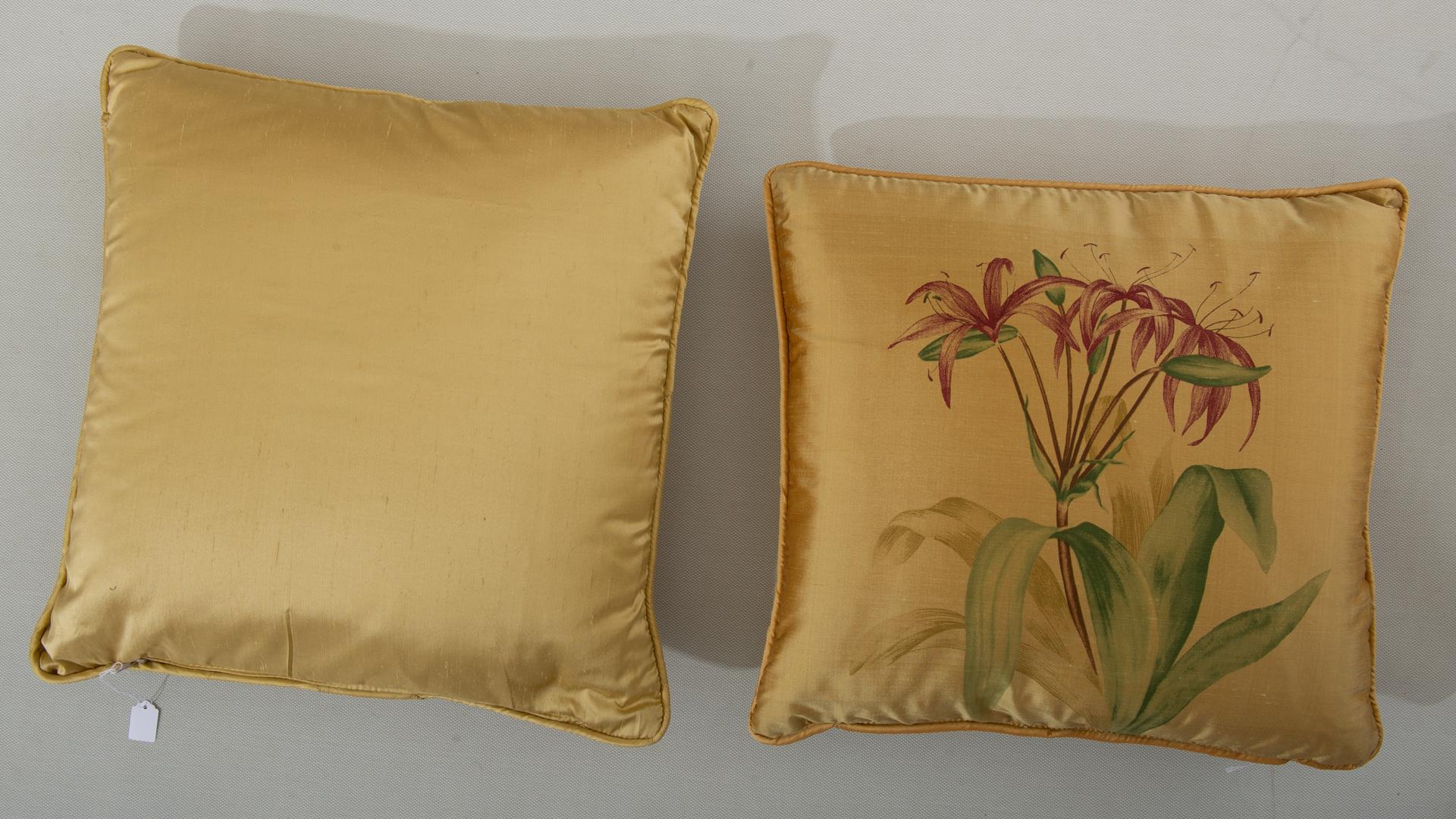 Two Pairs of Italian Silk Pillows In Excellent Condition For Sale In Alessandria, Piemonte