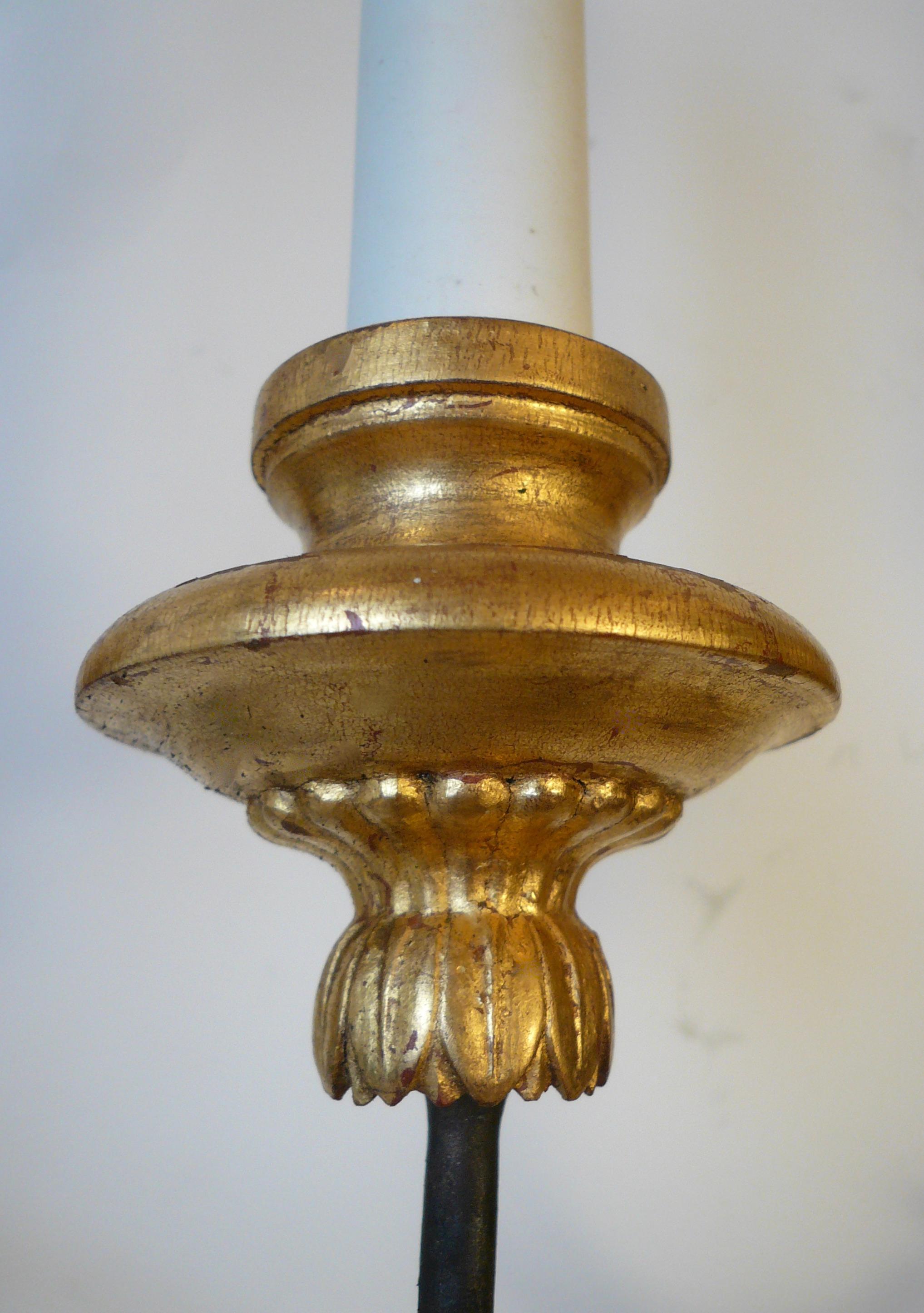 Tre coppie di lampade a forma di cigno in legno dorato e ferro, firmate E. F. A. Caldwell in vendita 3