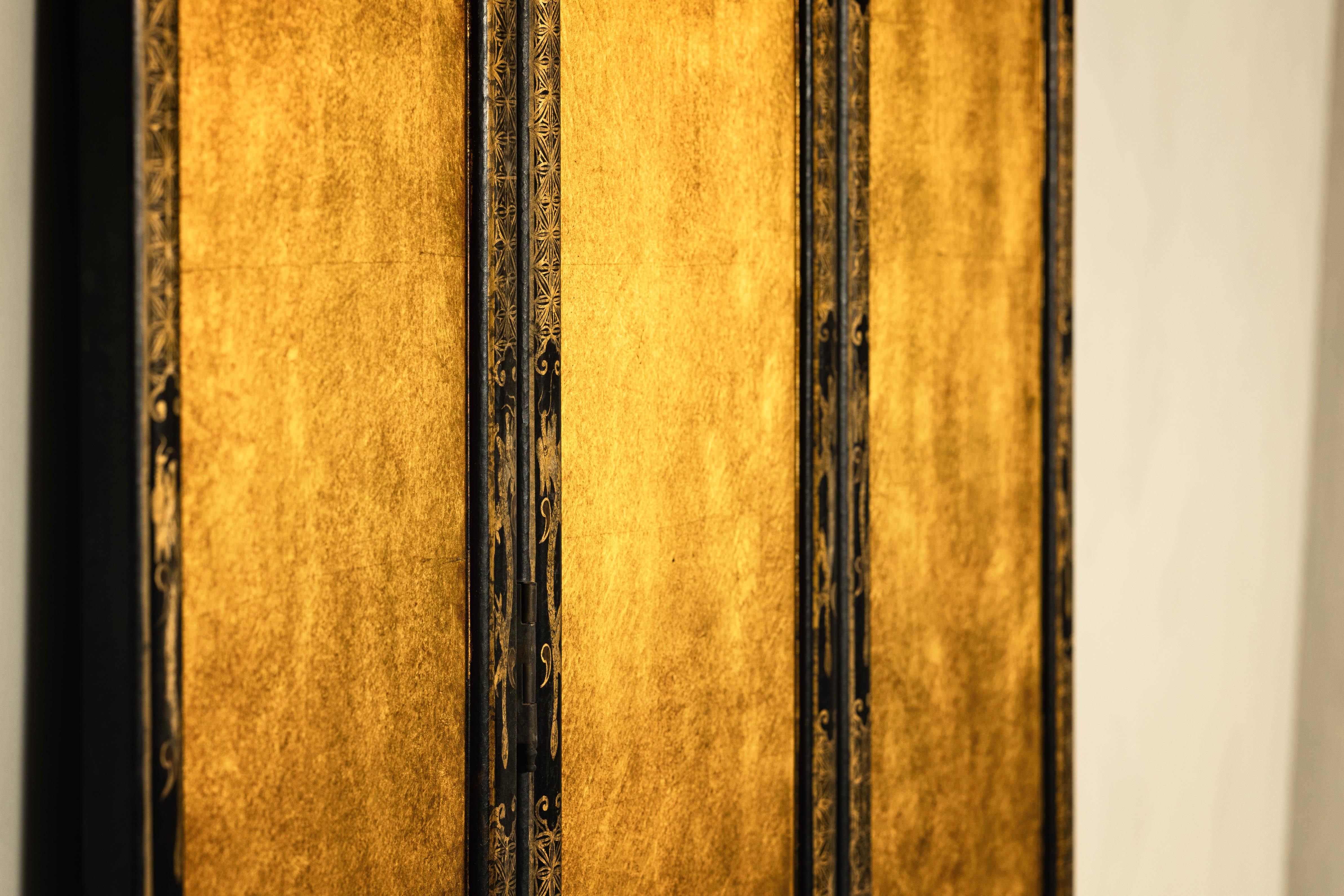Three-Panel Black Lacquered and Gold Screen with Flowers and Calligraphy For Sale 10