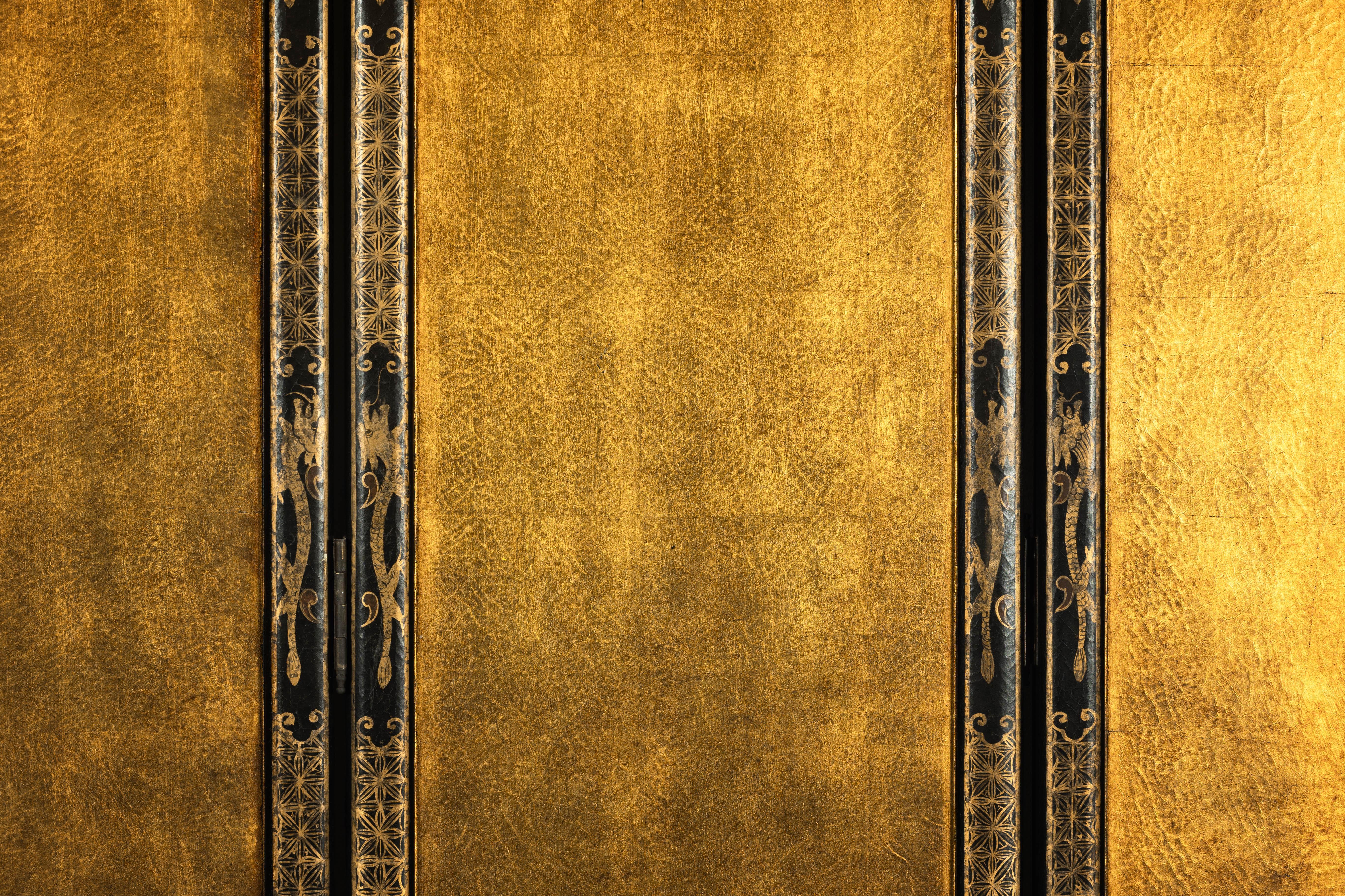 Three-Panel Black Lacquered and Gold Screen with Flowers and Calligraphy For Sale 2