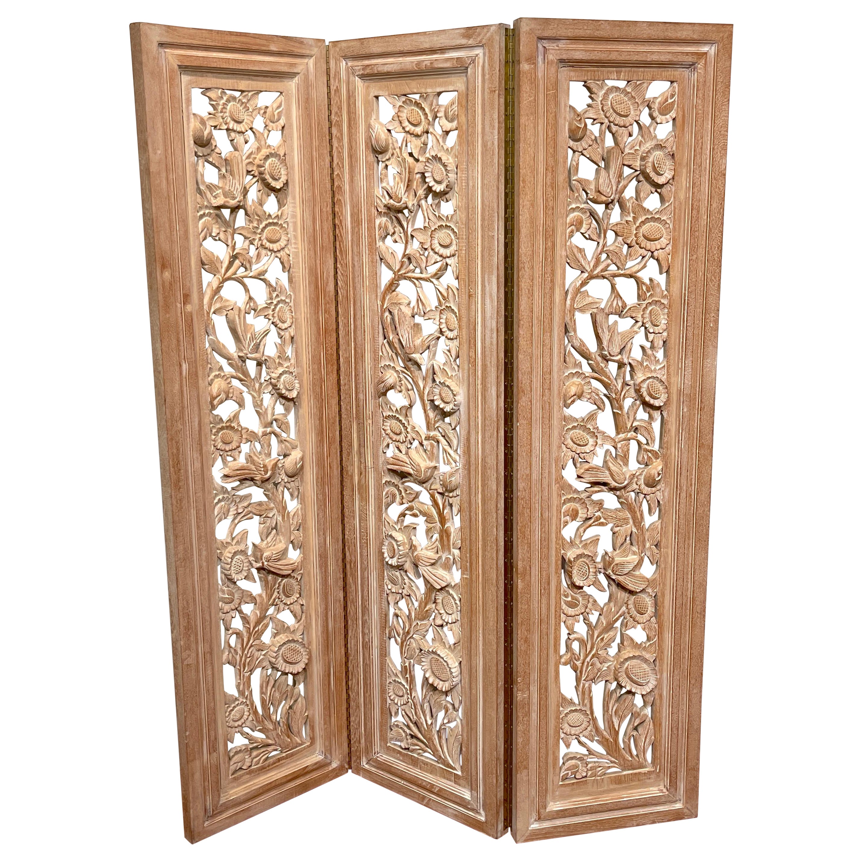 Paravent floral à trois panneaux en bois de feuillus blanchi sculpté, style James Mont en vente