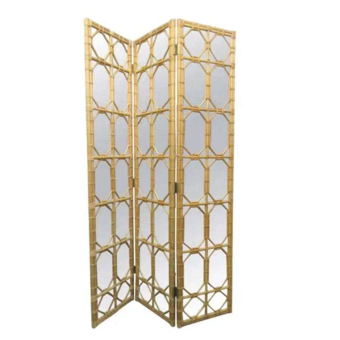 Un paravento a tre pannelli in rattan e specchio.  Ogni pannello è largo 20 pollici e presenta un motivo ottagonale e a rombi realizzato in rattan che copre gli alti pannelli a specchio.