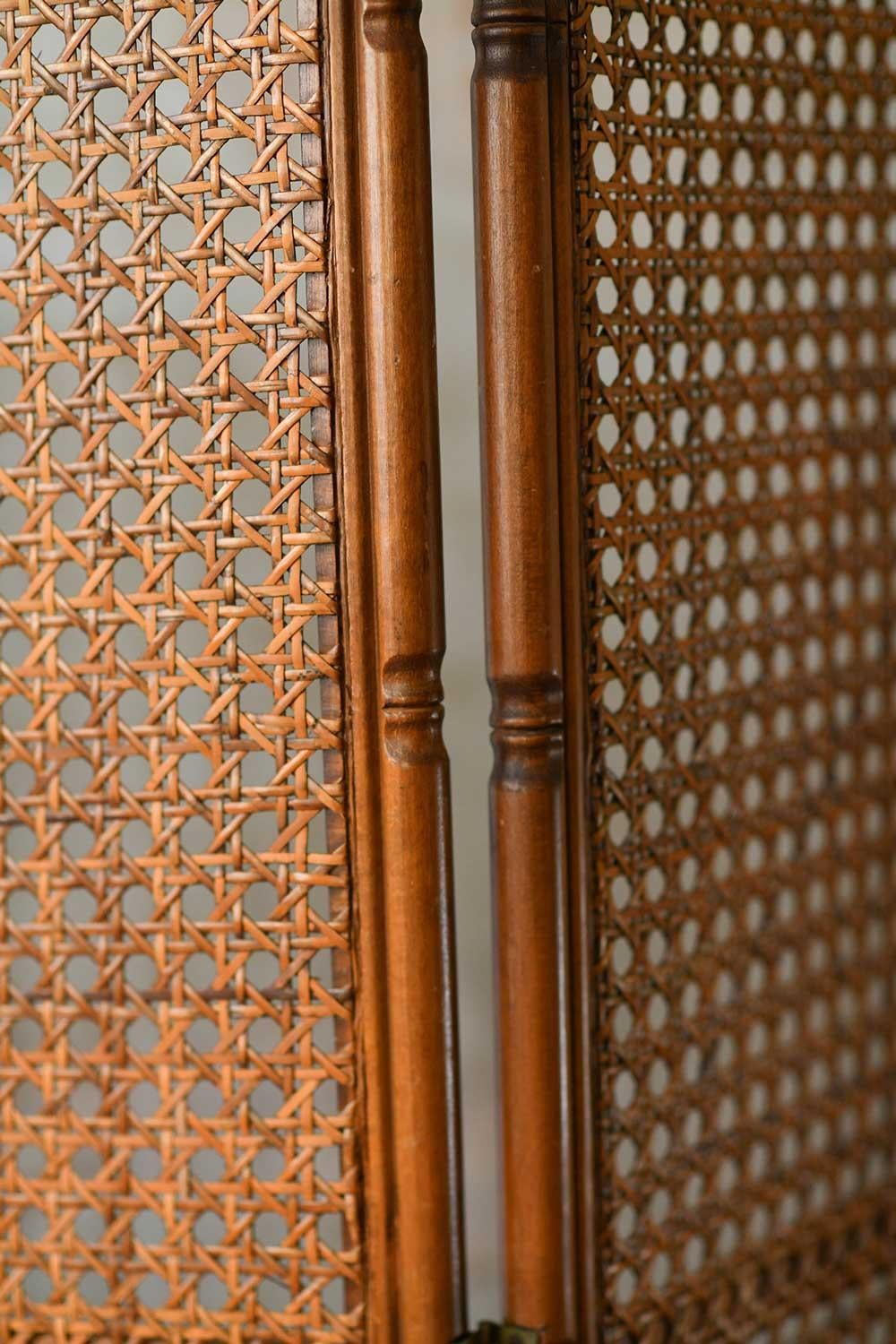 Three-panel screen in carved wood and Vienna straw, 1920s. 5