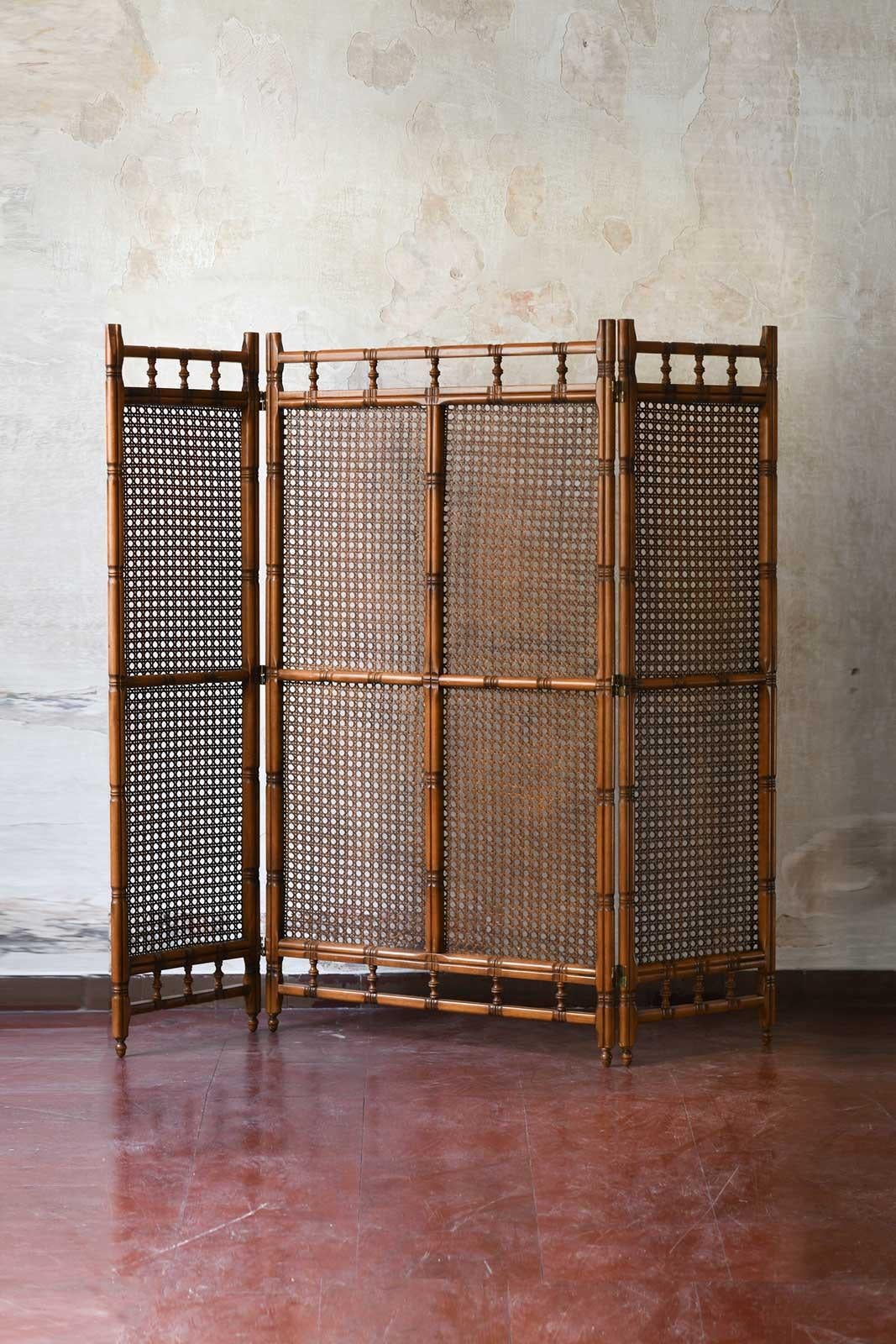 Three-panel screen in carved wood and Vienna straw, 1920s. 8