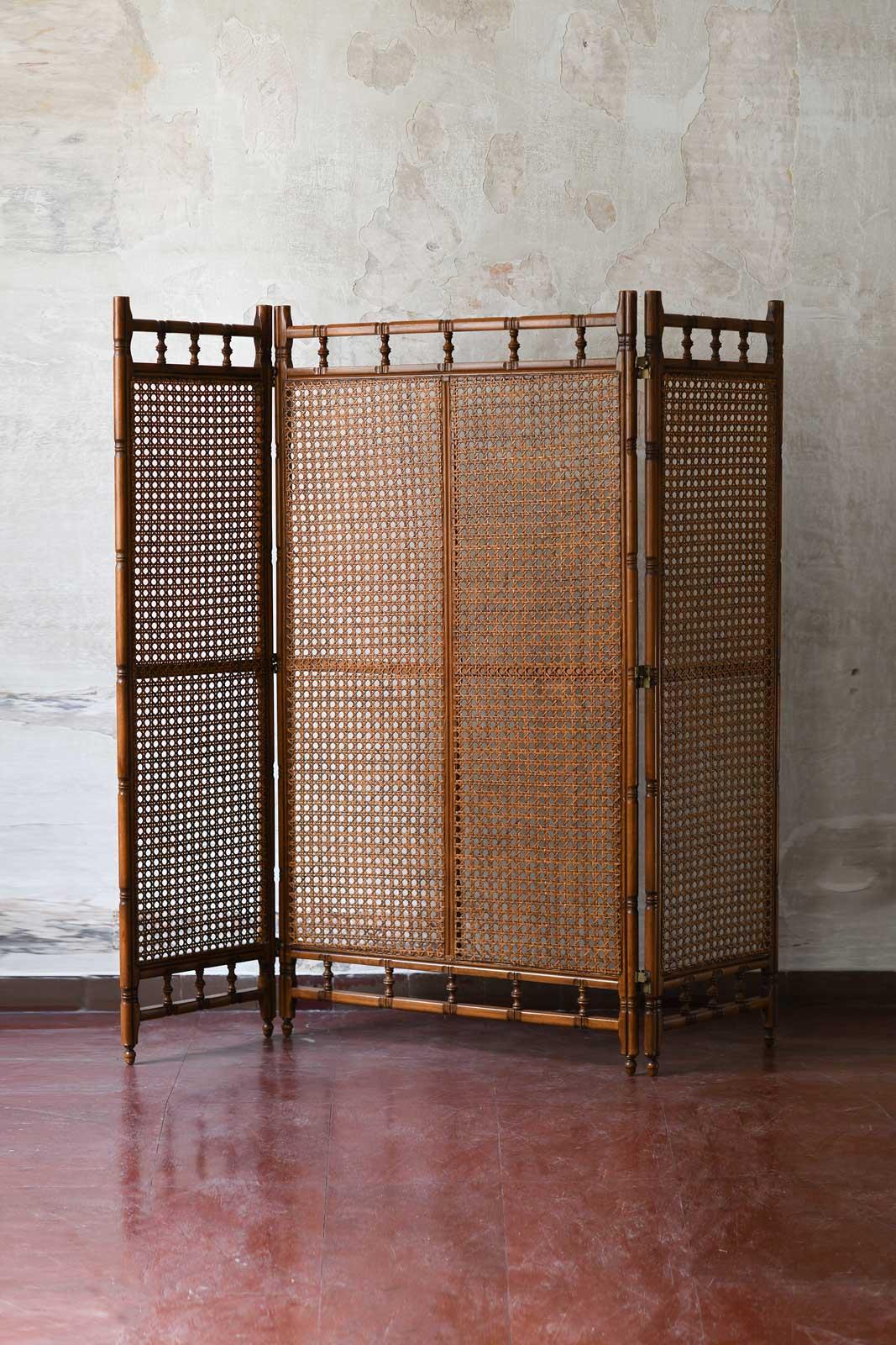 Three-panel screen in carved wood and Vienna straw, 1920s.
Product details
Dimensions: 200 W x 180 H x 3 D cm