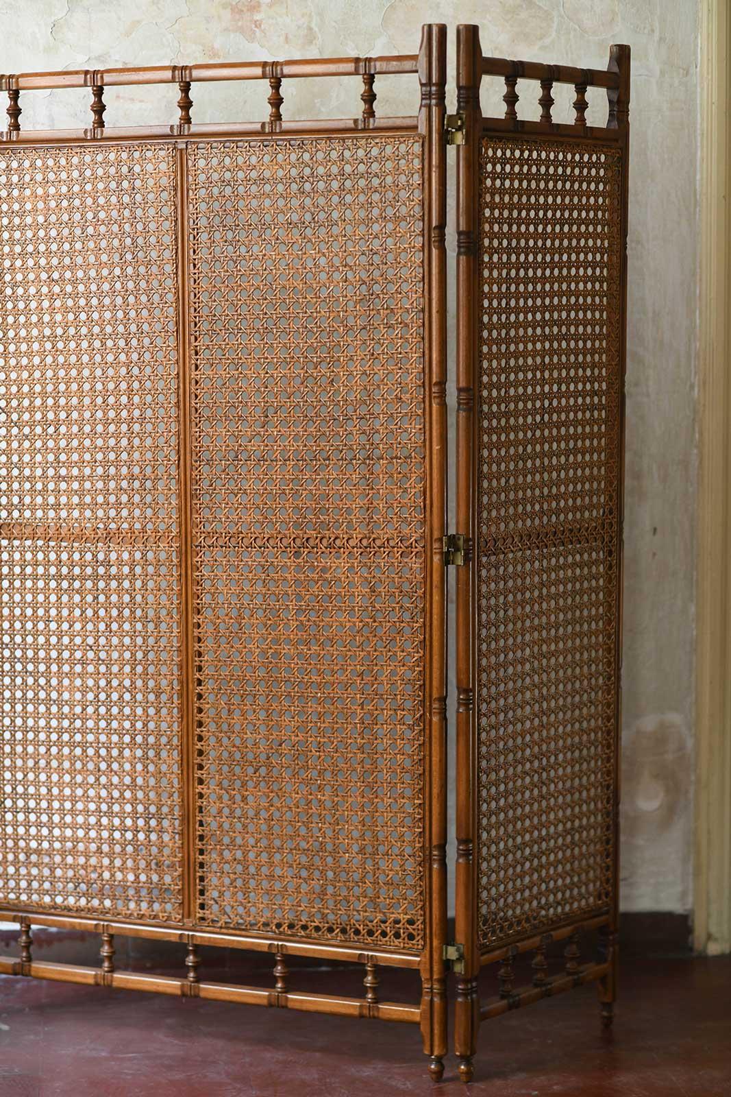 Three-panel screen in carved wood and Vienna straw, 1920s. In Good Condition In Roma, RM