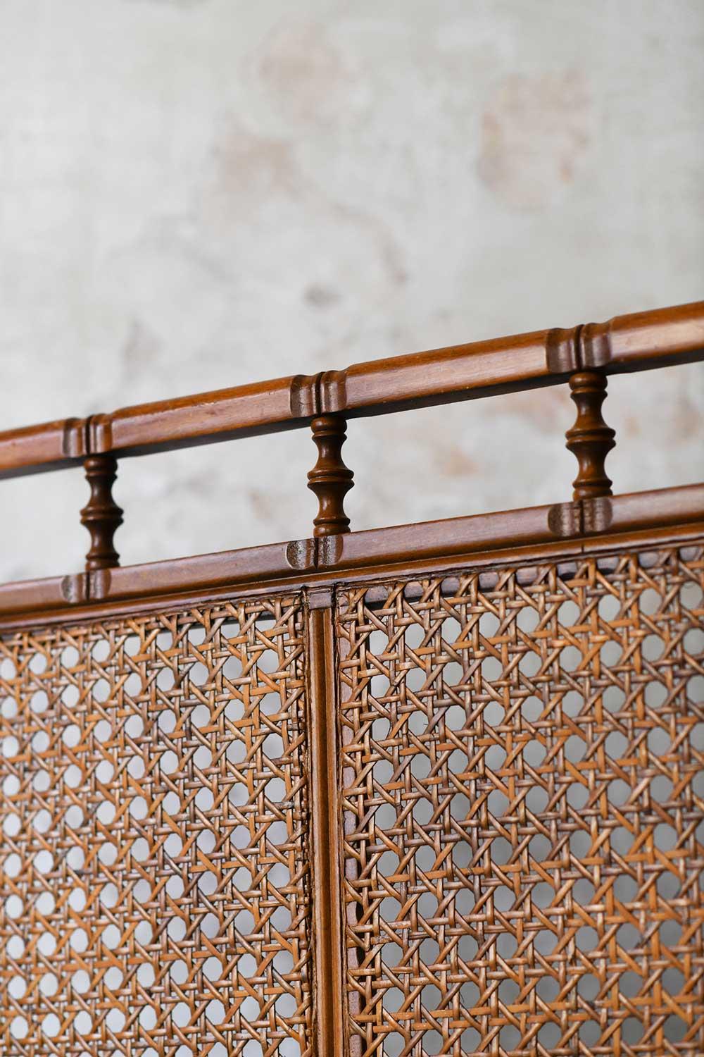 Three-panel screen in carved wood and Vienna straw, 1920s. 2