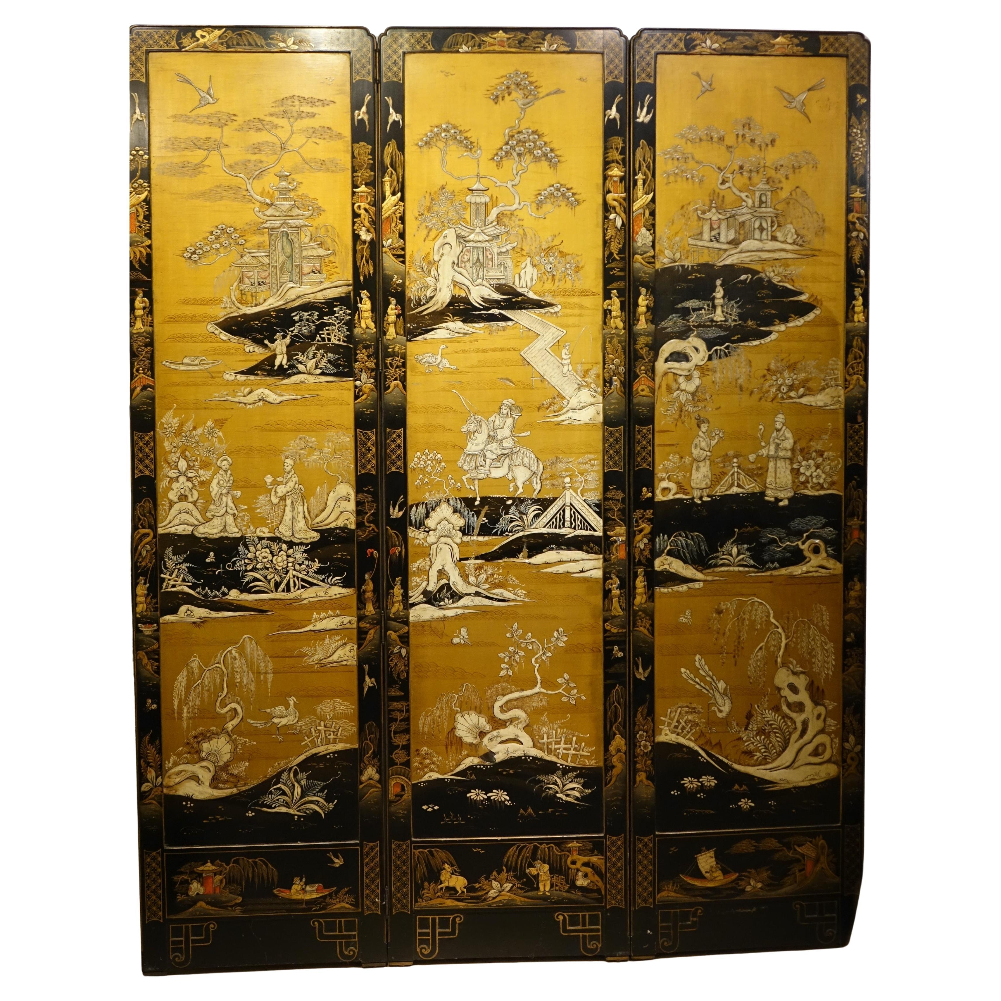 Three-panels creen in black lacquer and polychrome gilt, China 20th century