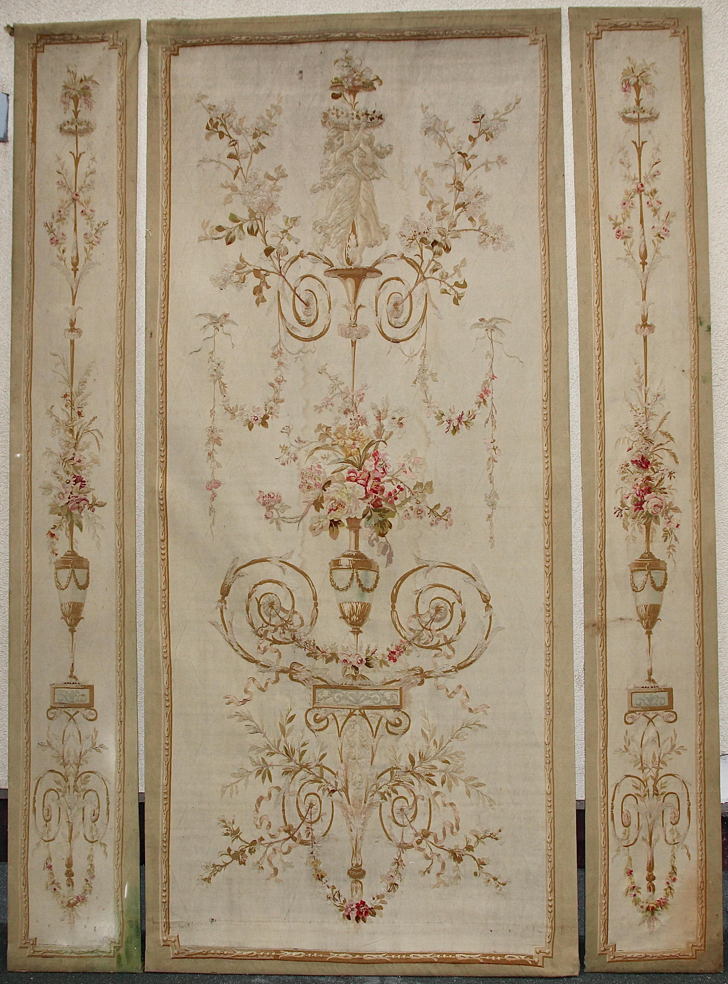 Trois parties, antique, broderie française, Aubusson, tapisserie, décoration murale.

Etat original antique. Dans des endroits qui ont besoin d'être restaurés.

Dimensions des deux étroits : largeur 43 cm (16.9 inches), hauteur 308 cm (121.26