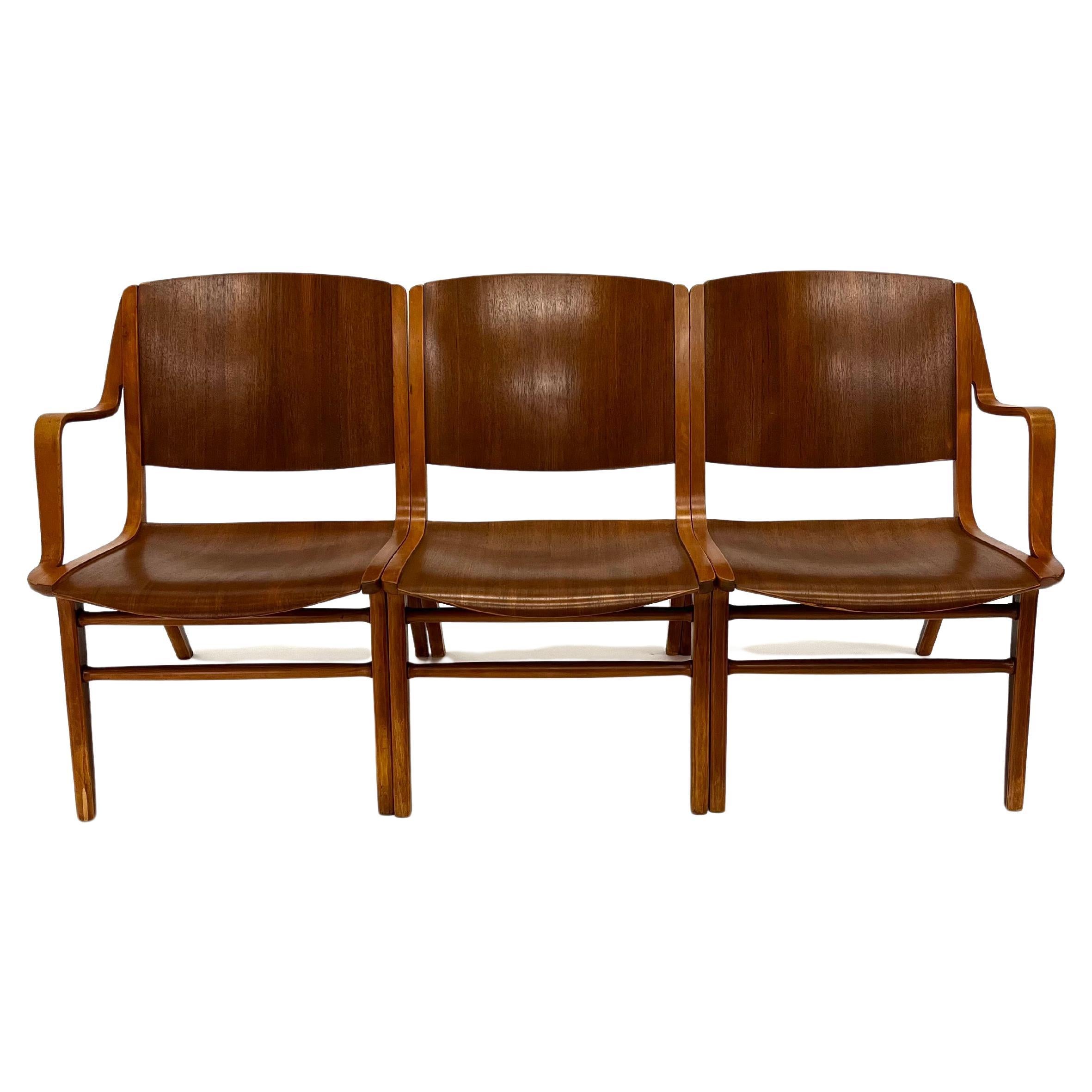 Peter Hvidt und Orla Molgaard Dreiteilige Bank aus Mahagoni und Birke. Kann in verschiedenen Konfigurationen verwendet werden: als zwei Stühle mit einem Arm, als einzelner Beistellstuhl, als zweisitzige Bank oder als dreisitzige Bank.

Jeder Stuhl