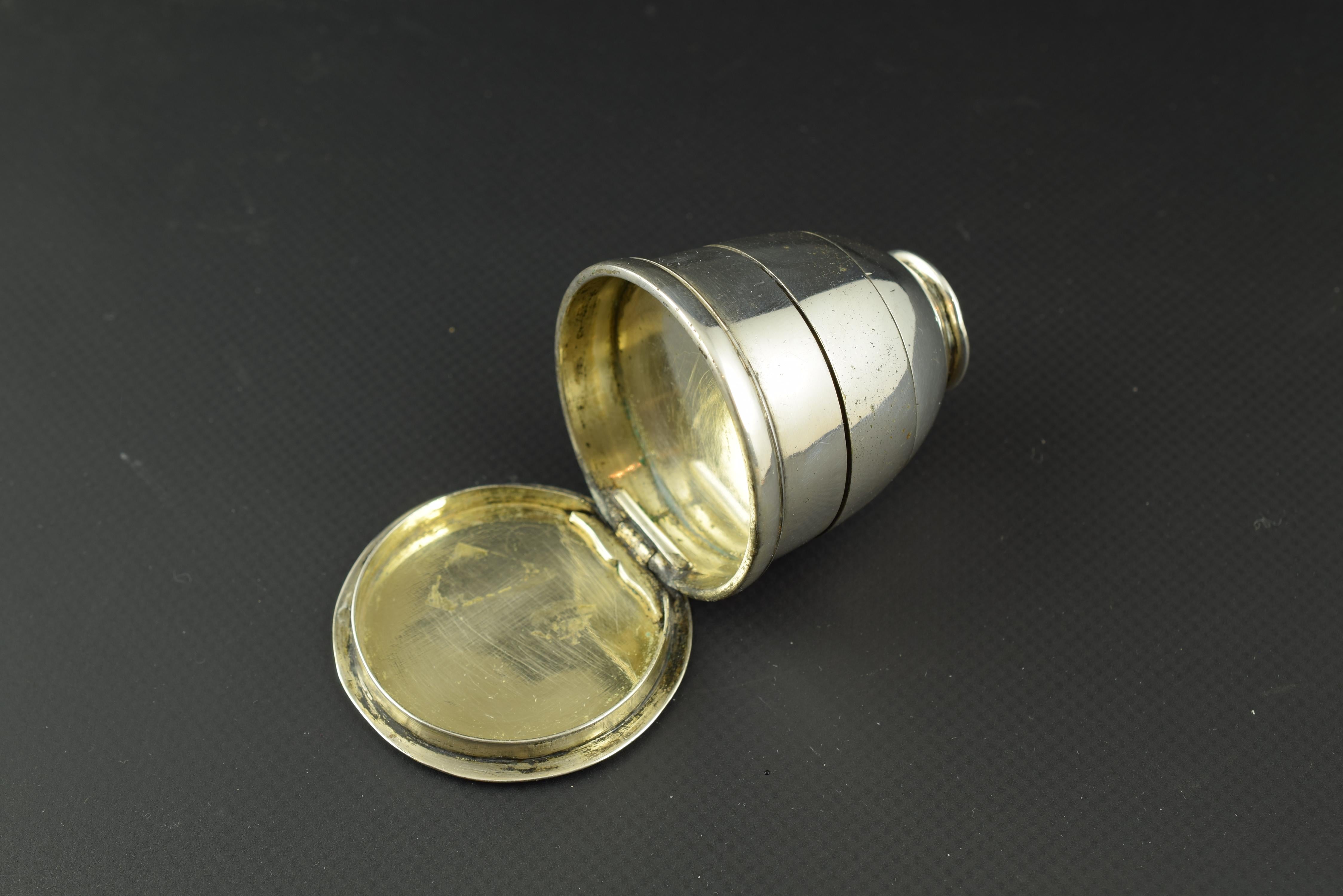 Three-part silver salt Shaker, 19th century.
Salt Shaker made up of three bodies lowered at their edges so that they fit together and unite in a chamfered half oval at the top, decorated with simple lines, as corresponds to a work from the 19th