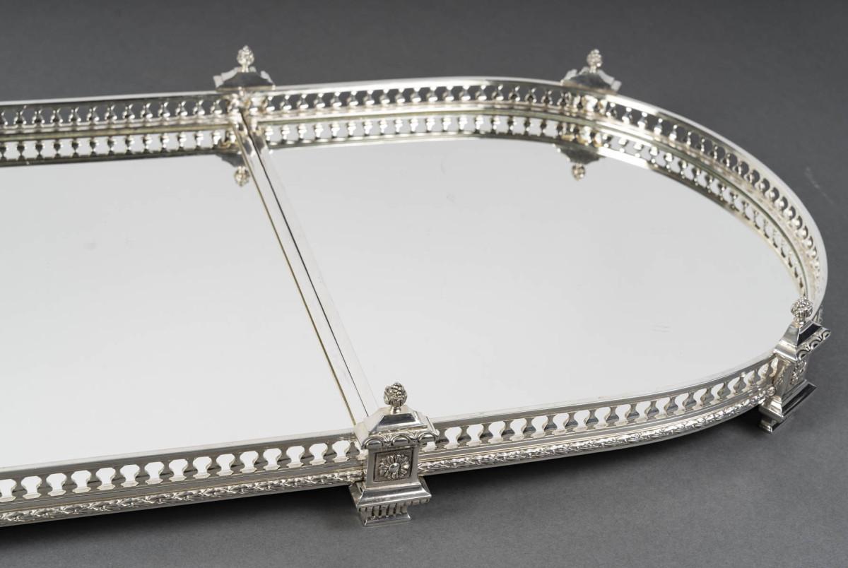 Three-part table centrepiece with a mirrored base and gallery, Late 19th century For Sale 5