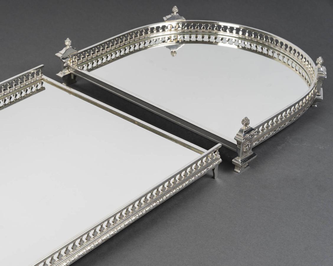 Three-part table centrepiece with a mirrored base and gallery, Late 19th century In Excellent Condition For Sale In SAINT-OUEN-SUR-SEINE, FR
