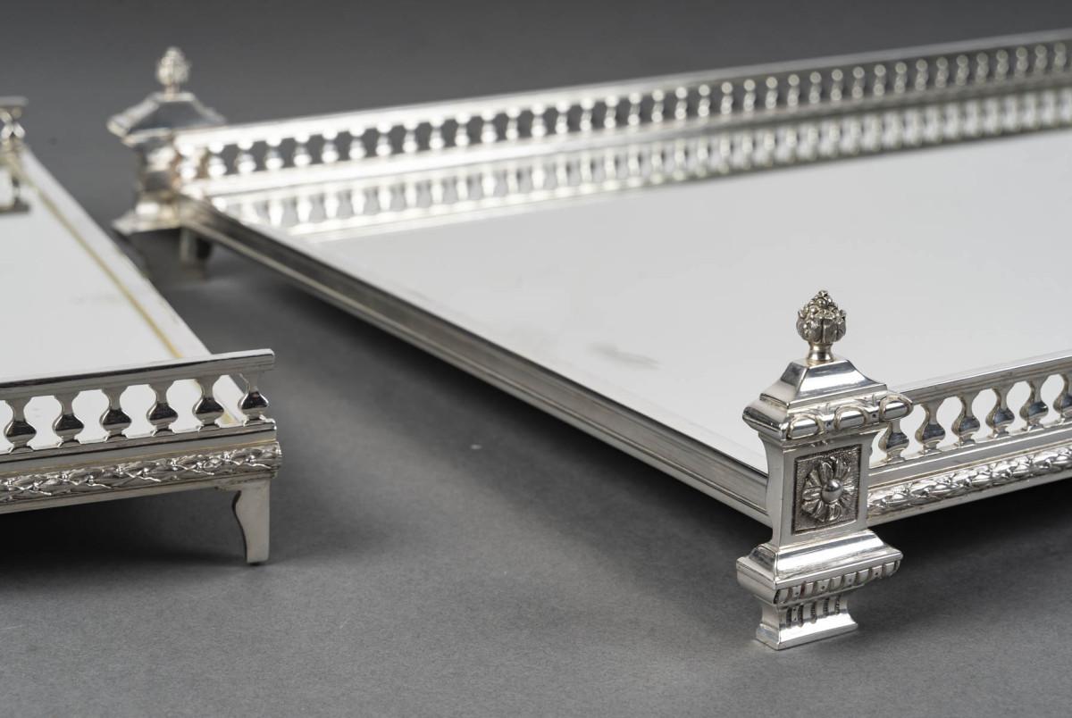 19th Century Three-part table centrepiece with a mirrored base and gallery, Late 19th century For Sale