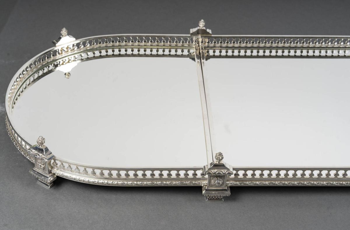 Three-part table centrepiece with a mirrored base and gallery, Late 19th century For Sale 3