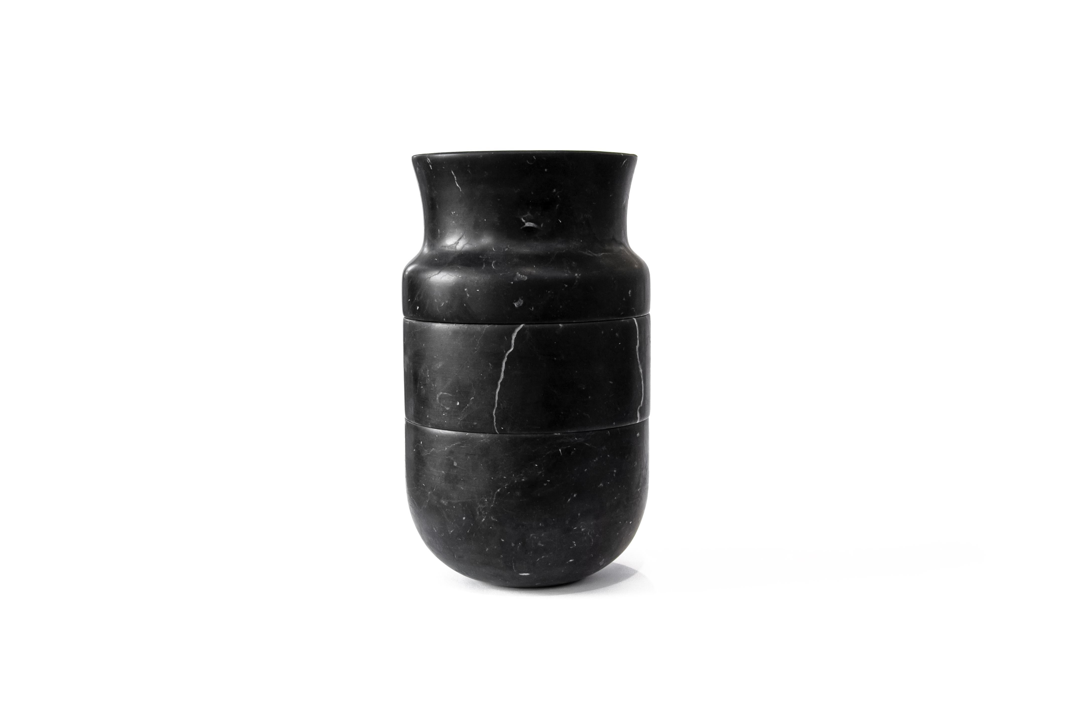 Dreiteilige Vase aus weißem Carrara- und/oder schwarzem Marquina-Marmor, satiniert oder poliert.

Form und Farbe nach Ihrem Geschmack.

Diese Vase wurde in Collaboration mit Annick L. Petersen hergestellt. Jedes Stück ist ein Unikat (jeder
