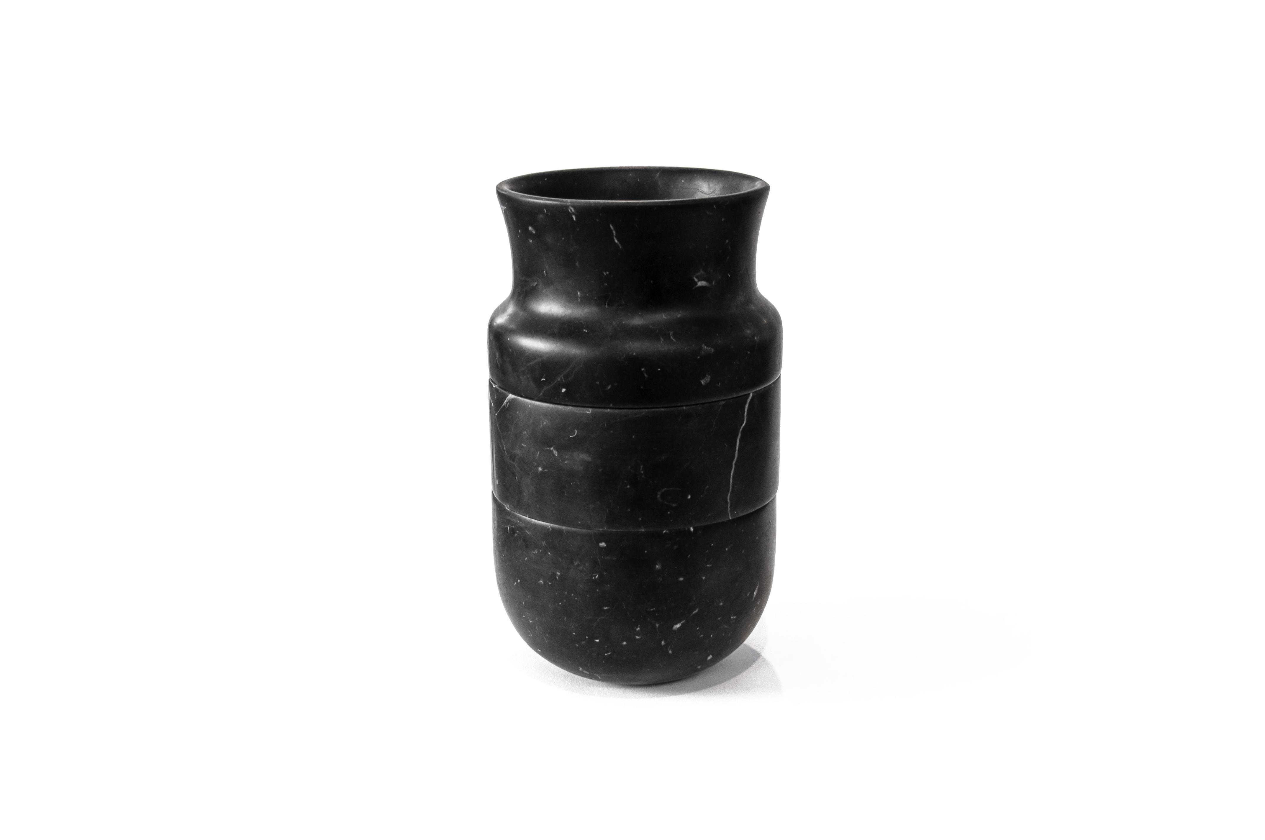 Handgefertigte Vase aus drei Teilen aus weißem Carrara- und/oder schwarzem Marquina-Marmor (Italienisch) im Angebot