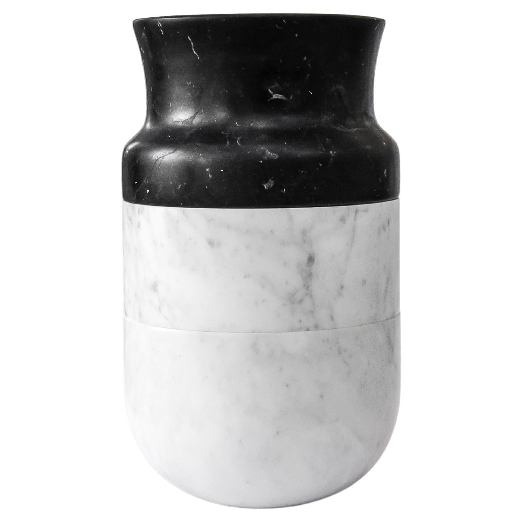 Handgefertigte Vase aus drei Teilen aus weißem Carrara- und/oder schwarzem Marquina-Marmor im Angebot