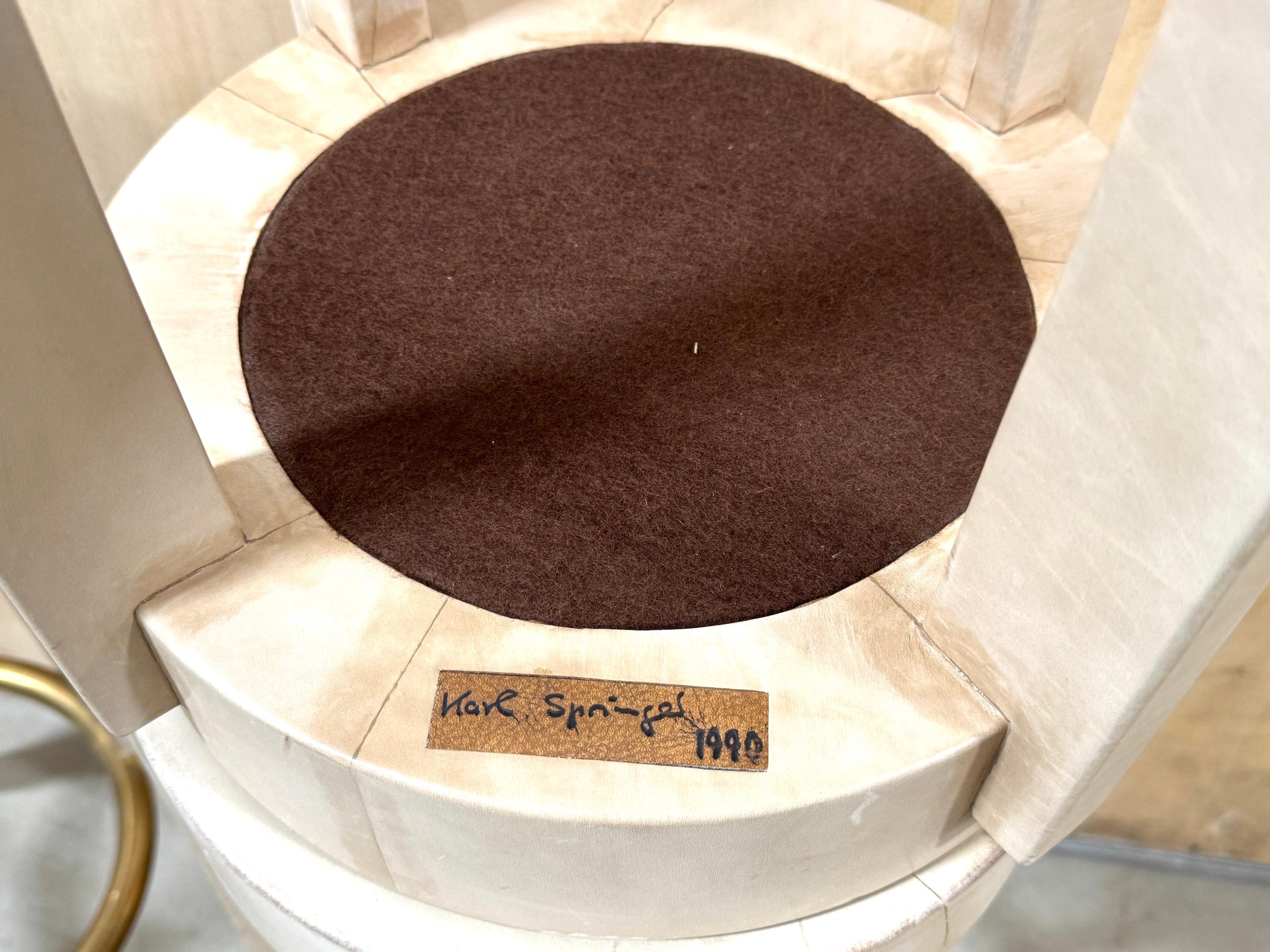 Tres taburetes de bar de cuero patinado y latón firmados Karl Springer, 1990 en venta 6