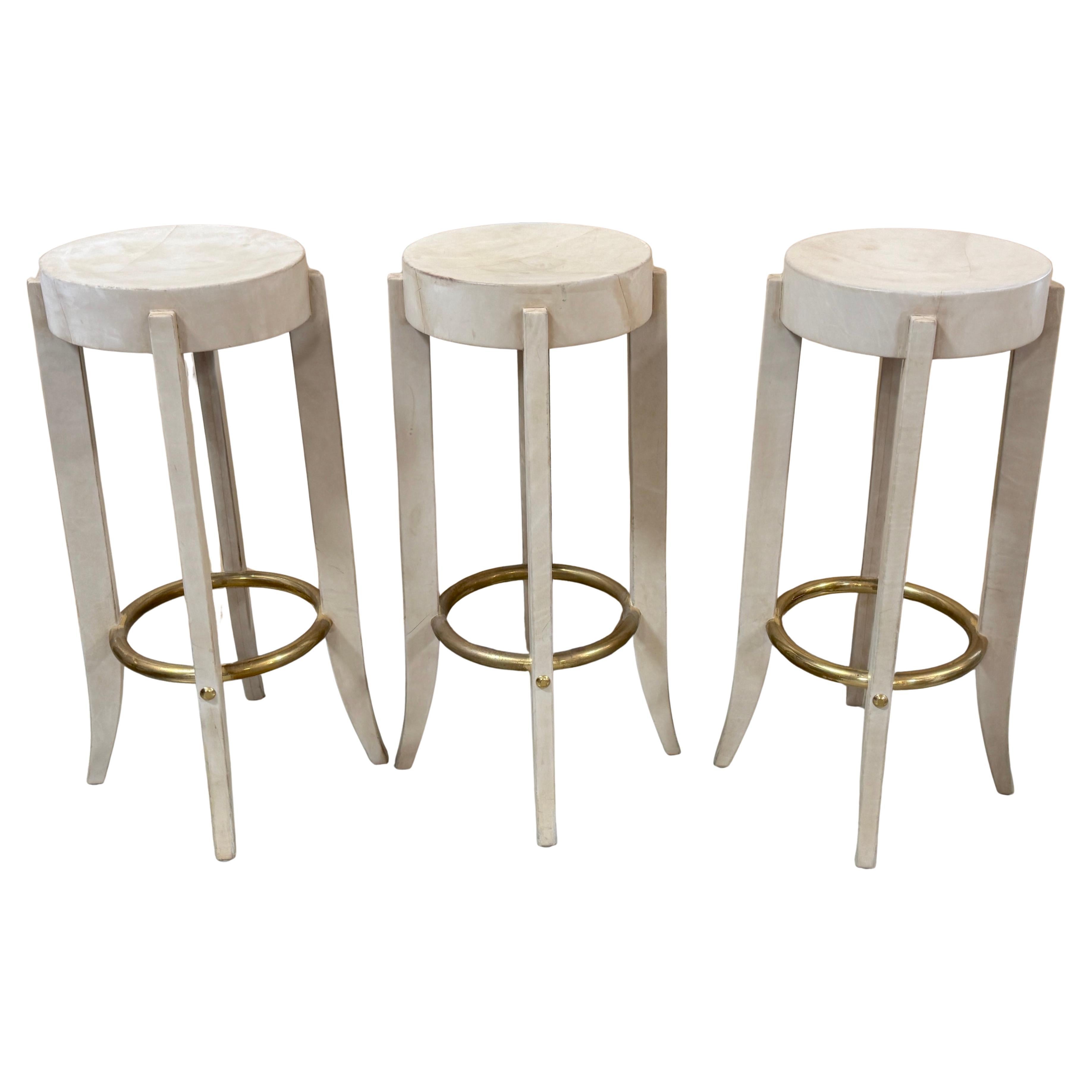 Trois tabourets de bar en cuir patiné et laiton signés Karl Springer, 1990