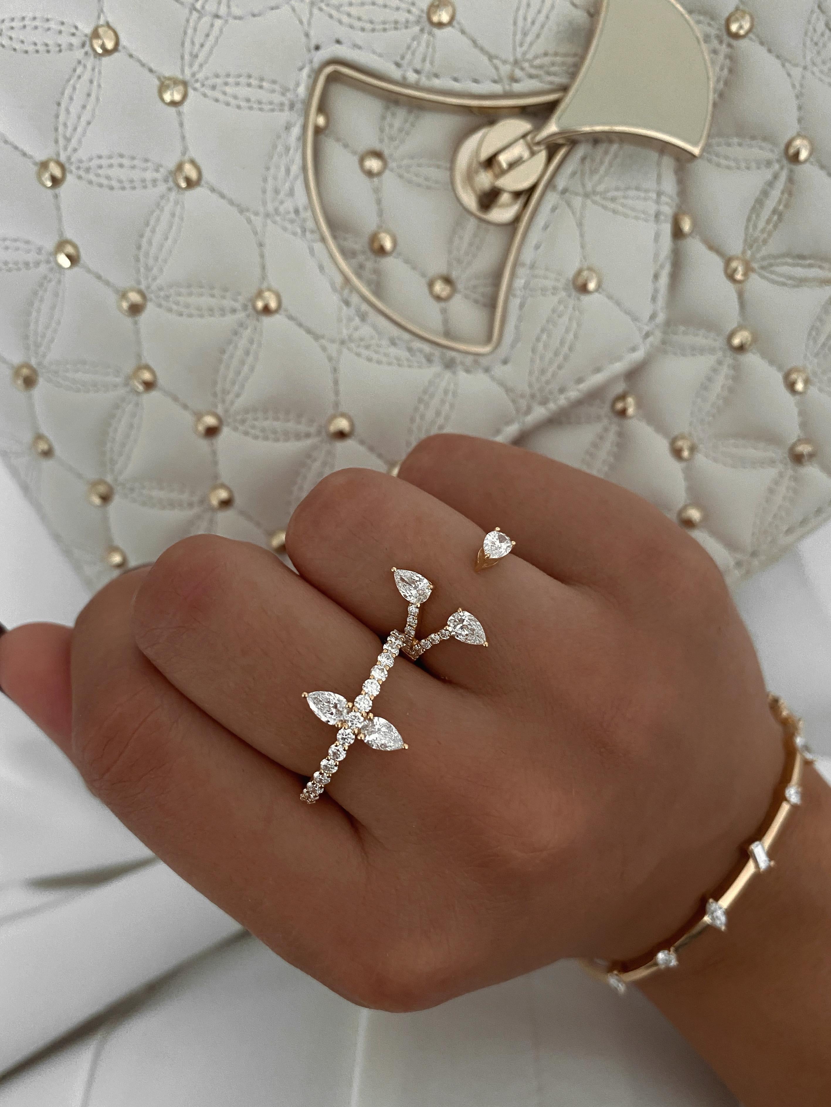Im Angebot: Offener Ring aus 18 Karat Roségold mit drei birnenförmigen Diamanten () 2